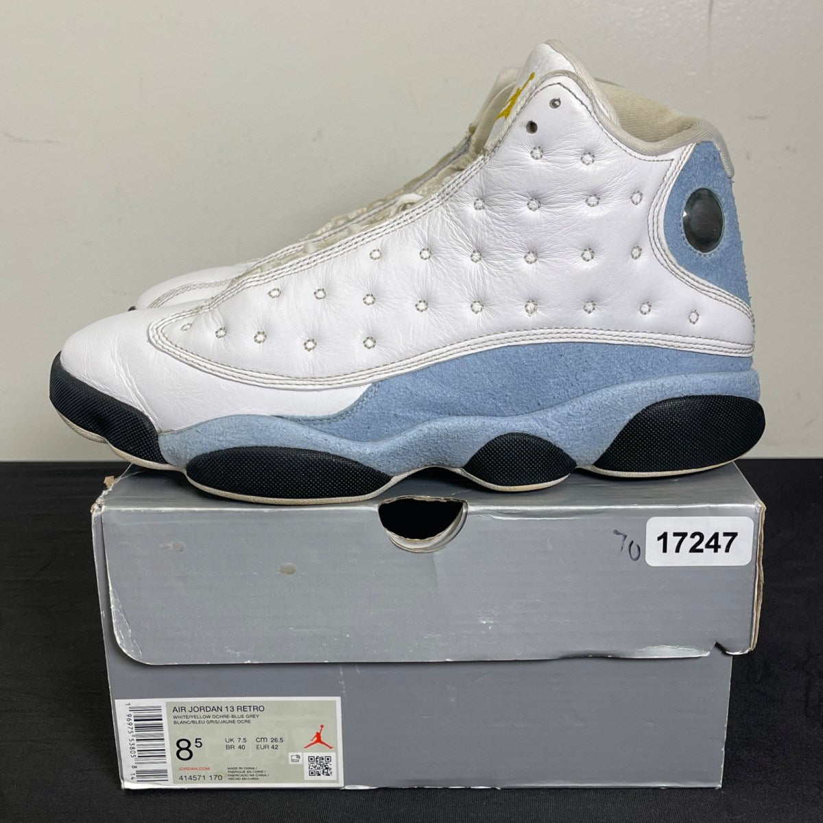 Jordan 13 Retro Blue Grey 8.5 (Moderately Worn Pre-Owned)JordanWhite/Yellow Ochre/Blue Grey/Black - Image 3