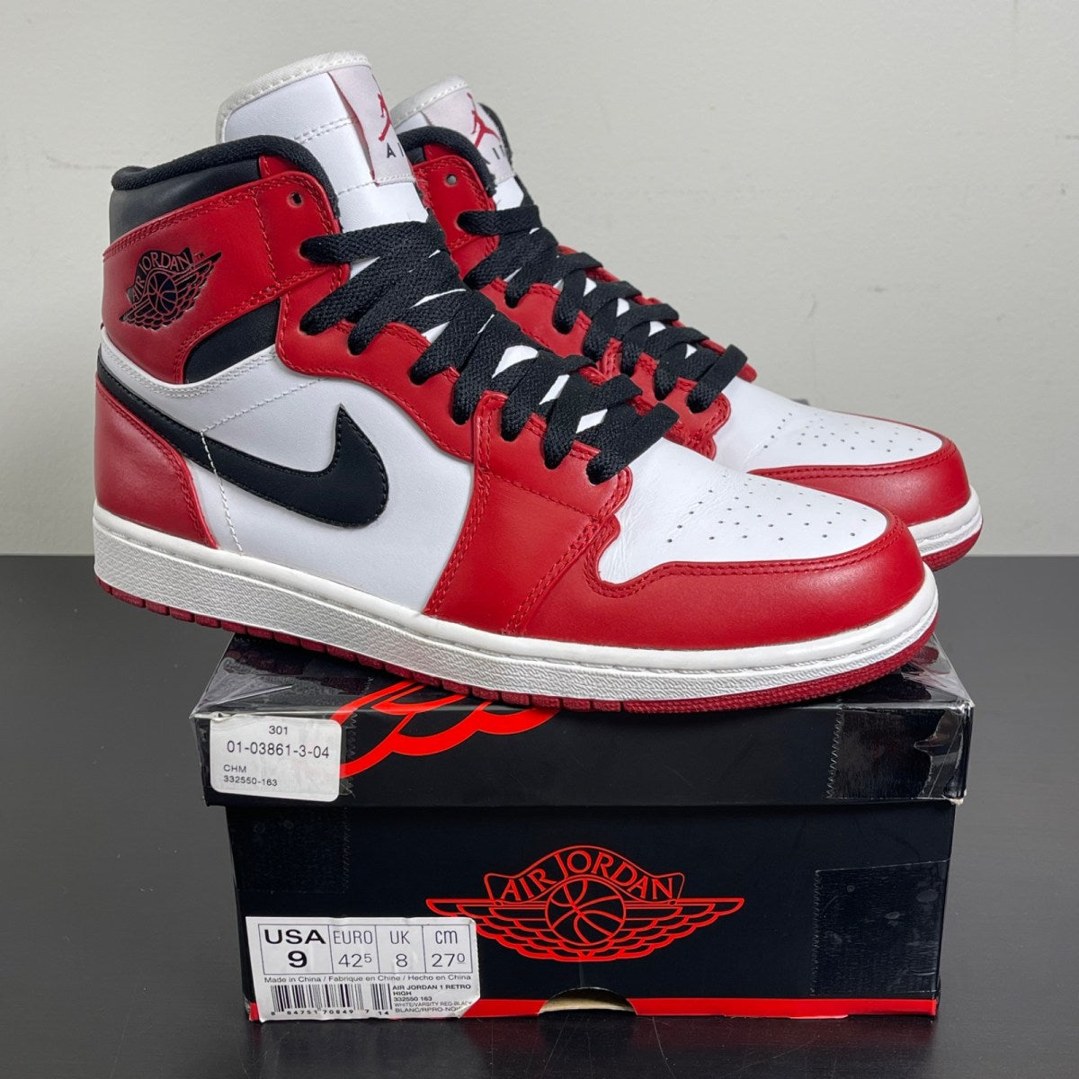 Jordan 1 Retro Chicago (2013) 9 (Moderately Worn Pre-Owned)JordanWhite/Varsity Red-Black - Image 1