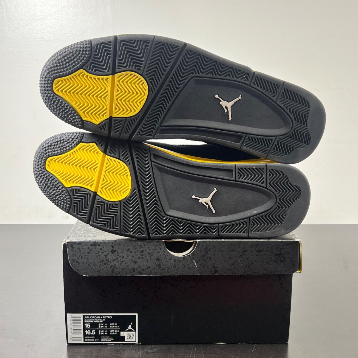 Jordan 4 Retro Thunder (2023) 15 (Lightly Worn Pre-Owned)JordanBlack/Tour Yellow - Image 7