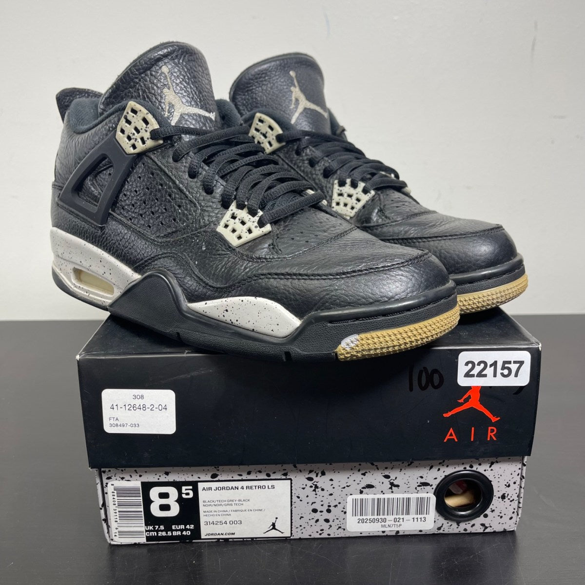 Jordan 4 Retro Oreo (2015) 8.5 (Moderately Worn Pre-Owned)JordanBlack/Tech Grey-White - Image 1