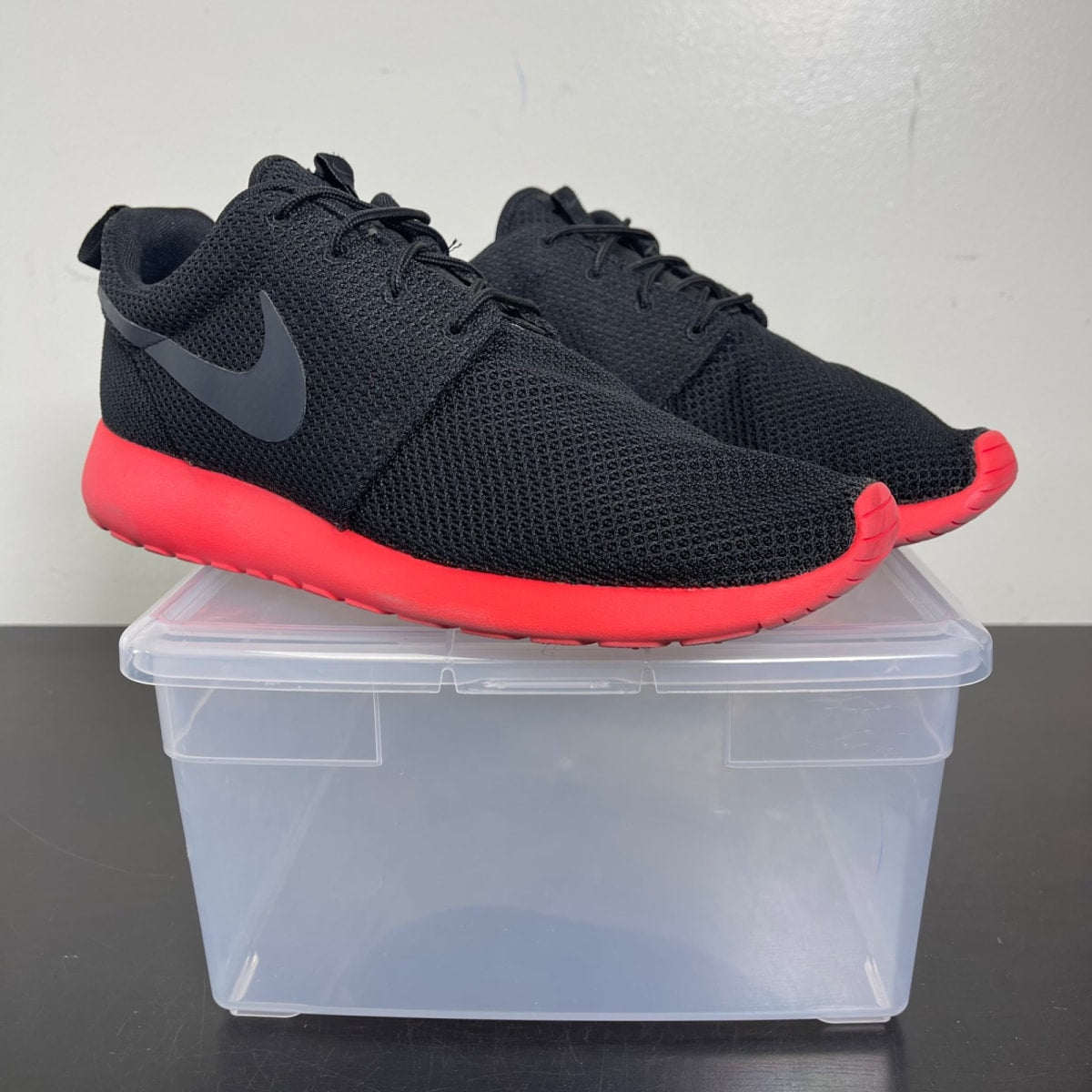 Nike Roshe Run Anthracite Siren Red 9.5 (Moderately Worn Pre-Owned)NikeBlack/Anthracite-Siren Red - Image 1
