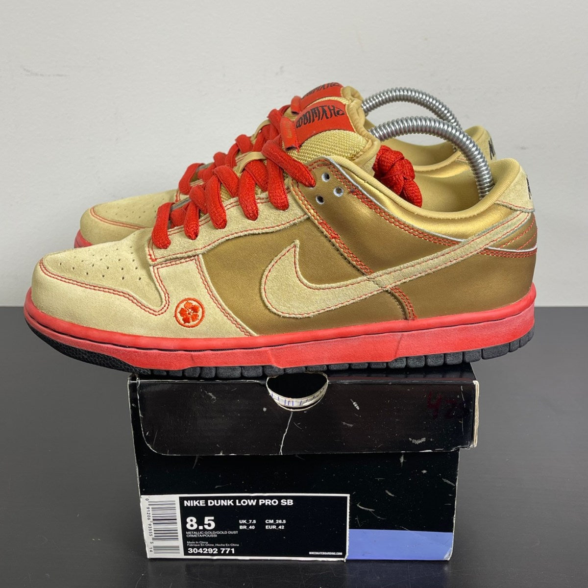 Nike SB Dunk Low Money Cat 8.5 (Moderately Worn Pre-Owned)NikeGold Dust/Metallic Gold - Image 3
