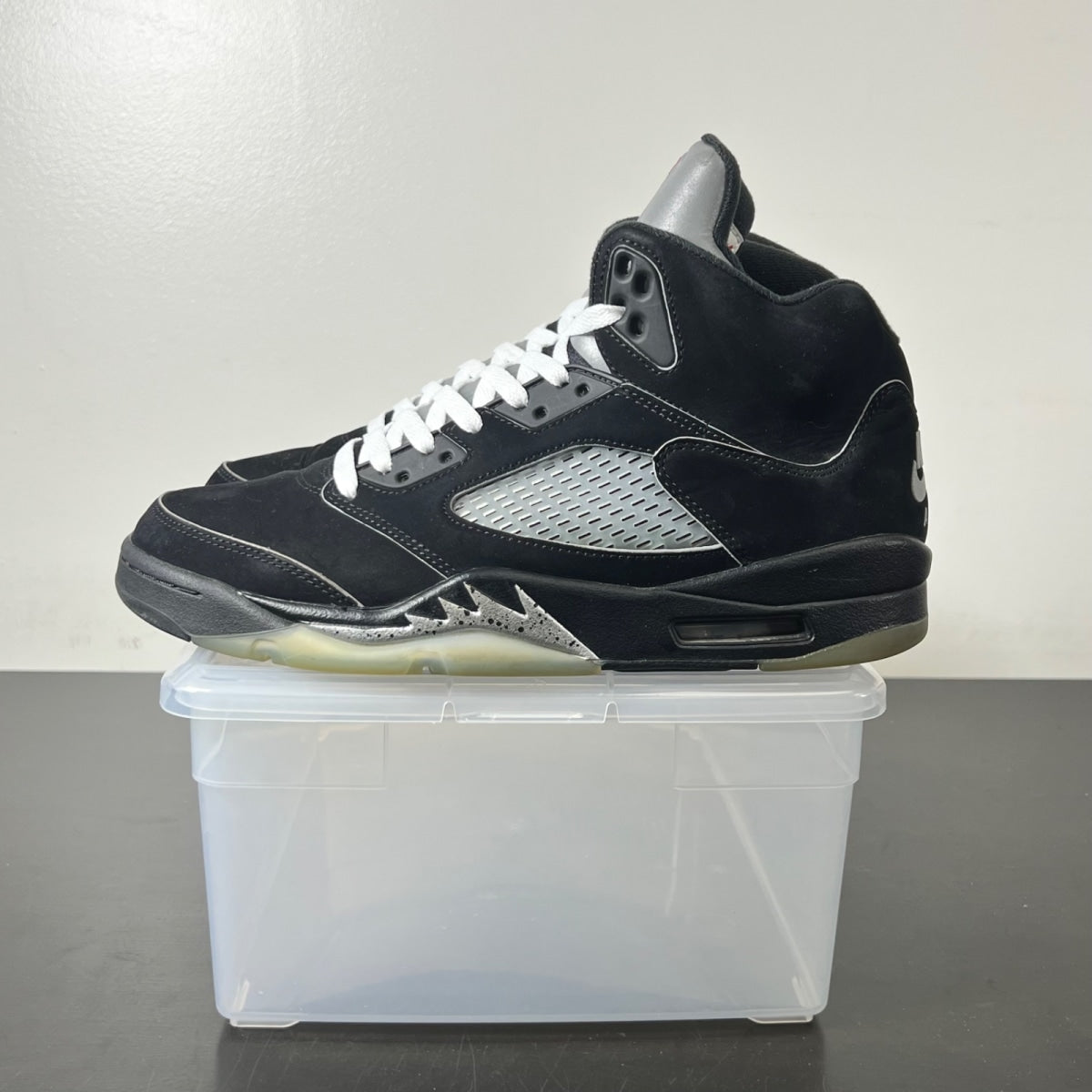 Jordan 5 Retro OG Black Metallic Reimagined 10 (Moderately Worn Pre-Owned)JordanBlack/White-Metallic Silver-Fire Red - Image 3