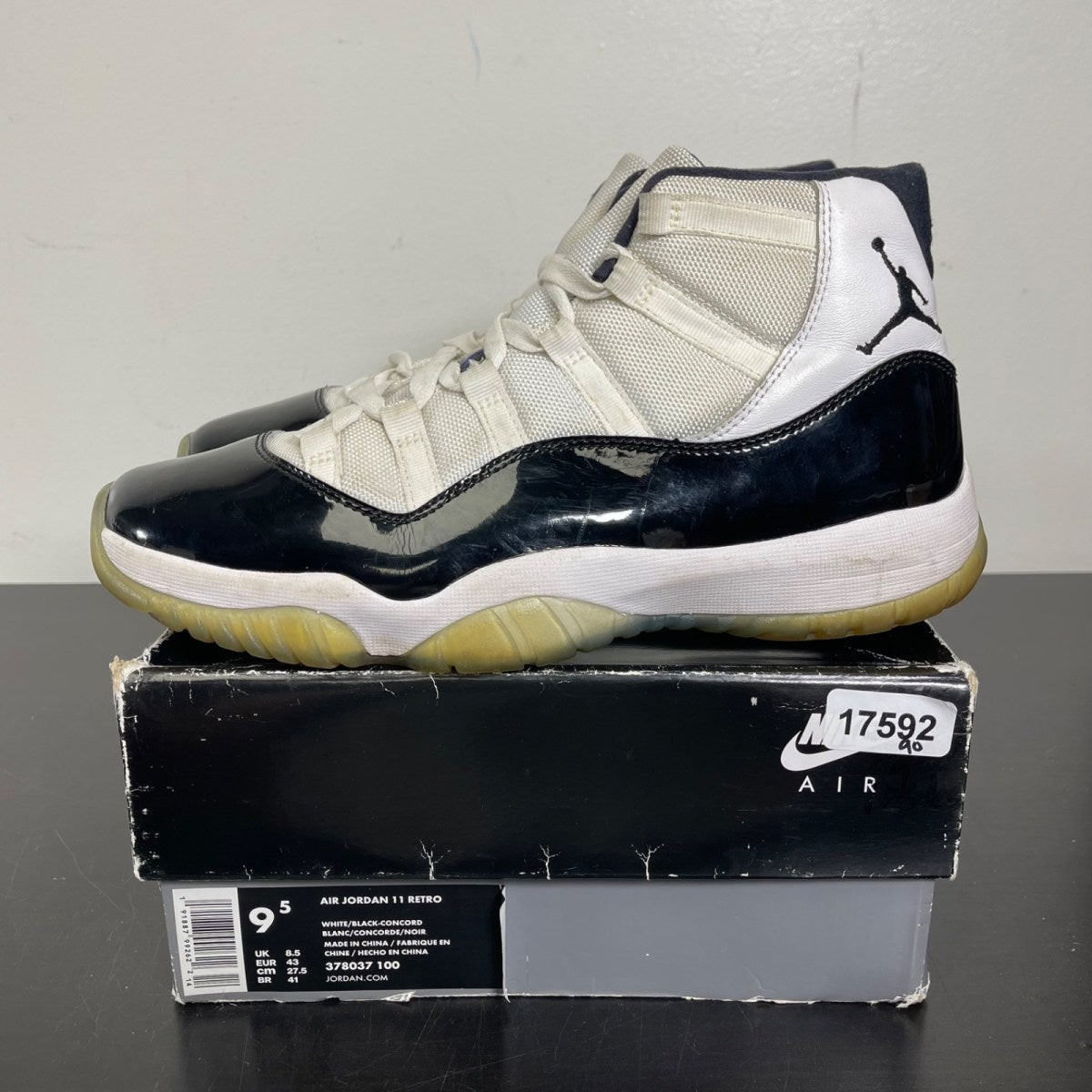 Jordan 11 Retro Concord (2018) 9.5 (Moderately Worn Pre-Owned)JordanWhite/Black-Concord - Image 3
