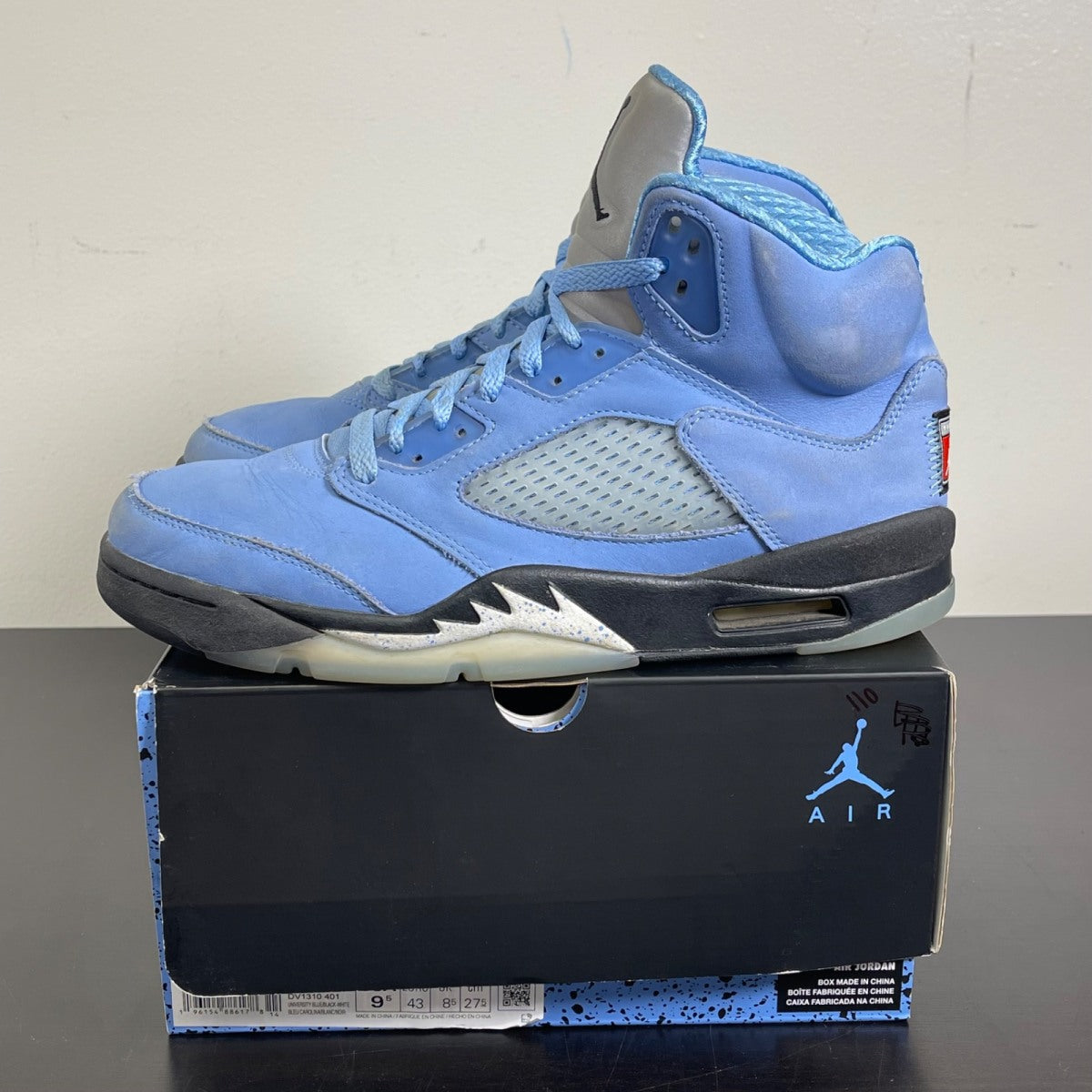 Jordan 5 Retro UNC University Blue 9.5 (Moderately Worn Pre-Owned)JordanUniversity Blue/Black/White