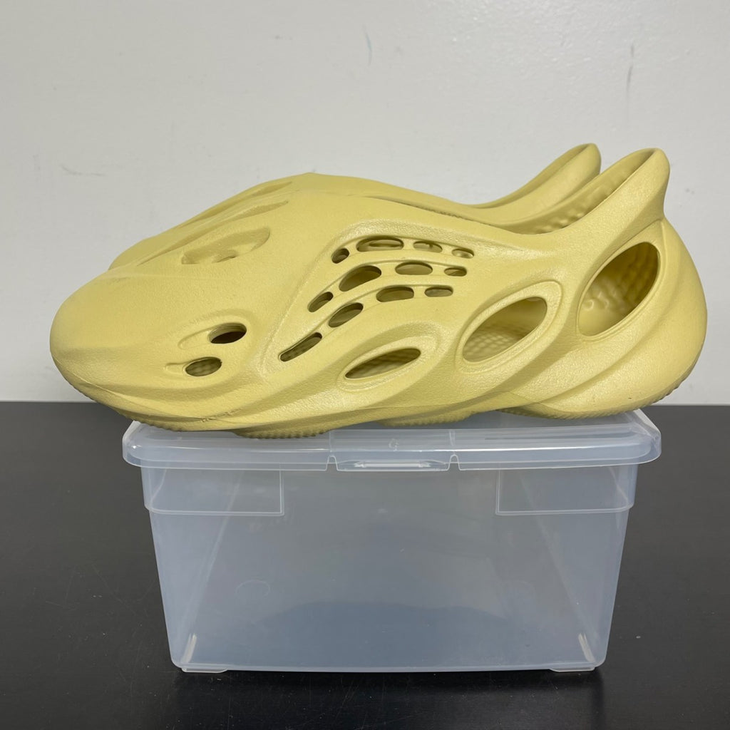 adidas Yeezy Foam RNNR Sulfur 14 (Moderately Worn Pre-Owned)adidasSulfur/Sulfur/Sulfur - Image 3