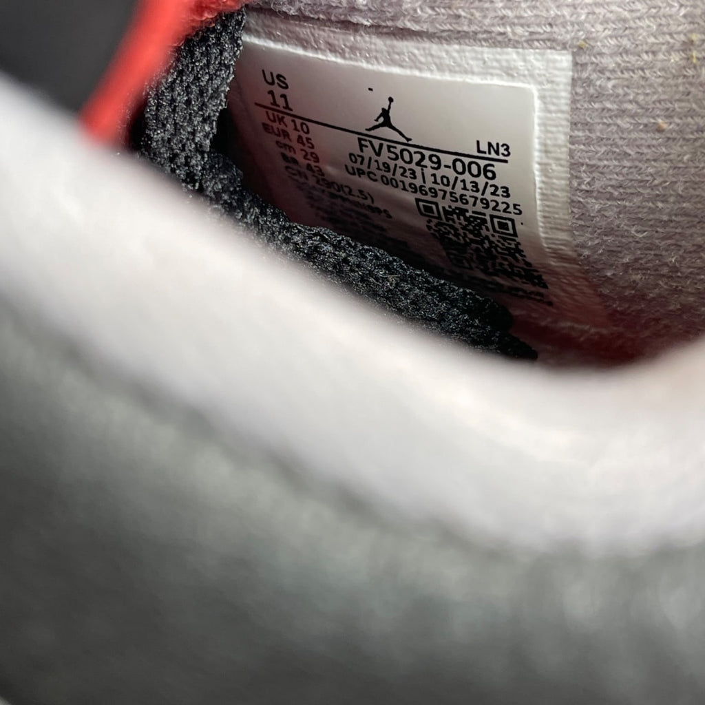 Jordan 4 Retro Bred Reimagined 11 (Moderately Worn Pre-Owned)JordanBlack/Cement Grey/Varsity Red/Summit White - Image 6