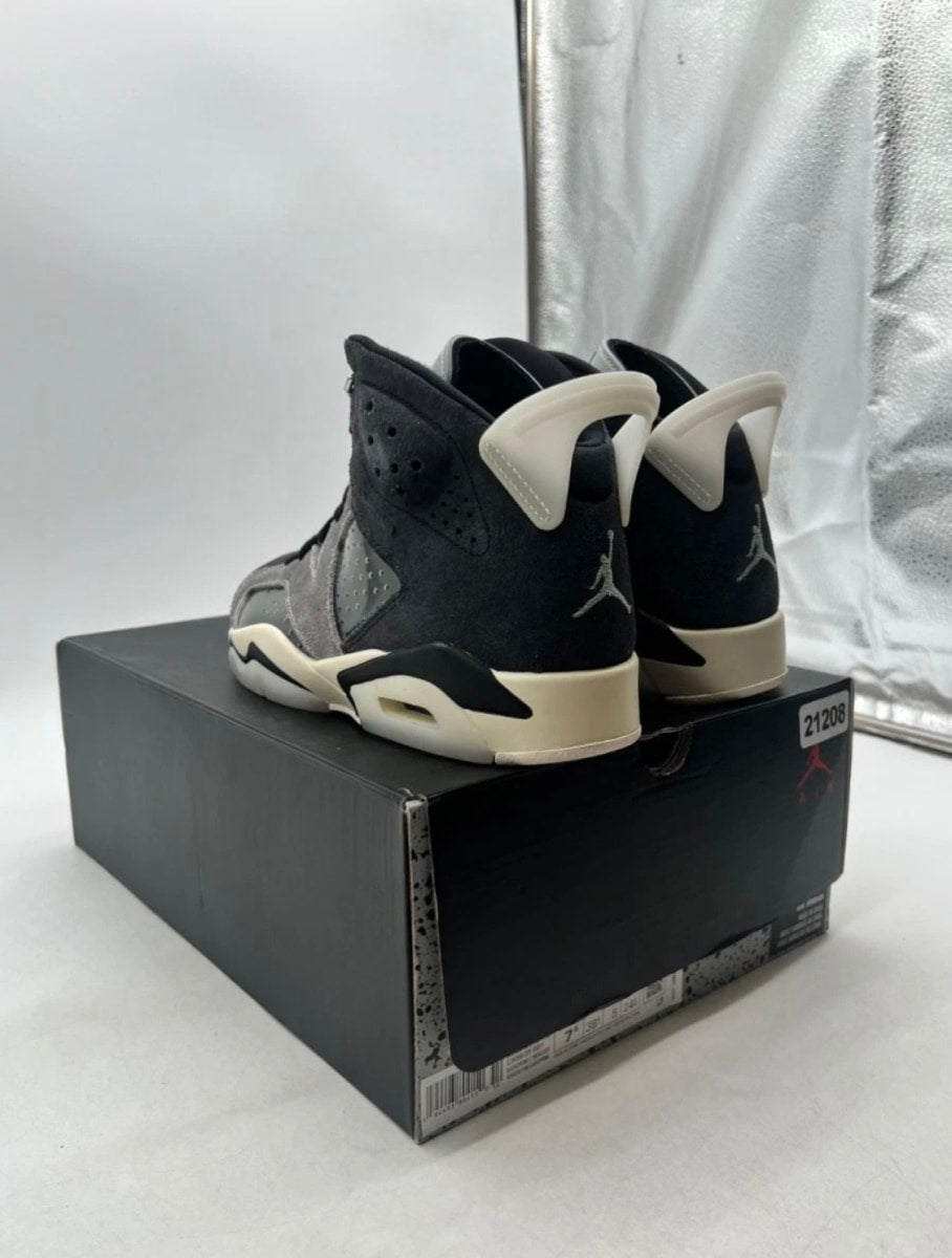 Jordan 6 Retro Tech Chrome (Women's) 7.5W (Lightly Worn Pre-Owned)JordanBlack/Light Smoke Grey-Sail-Chrome - Image 4