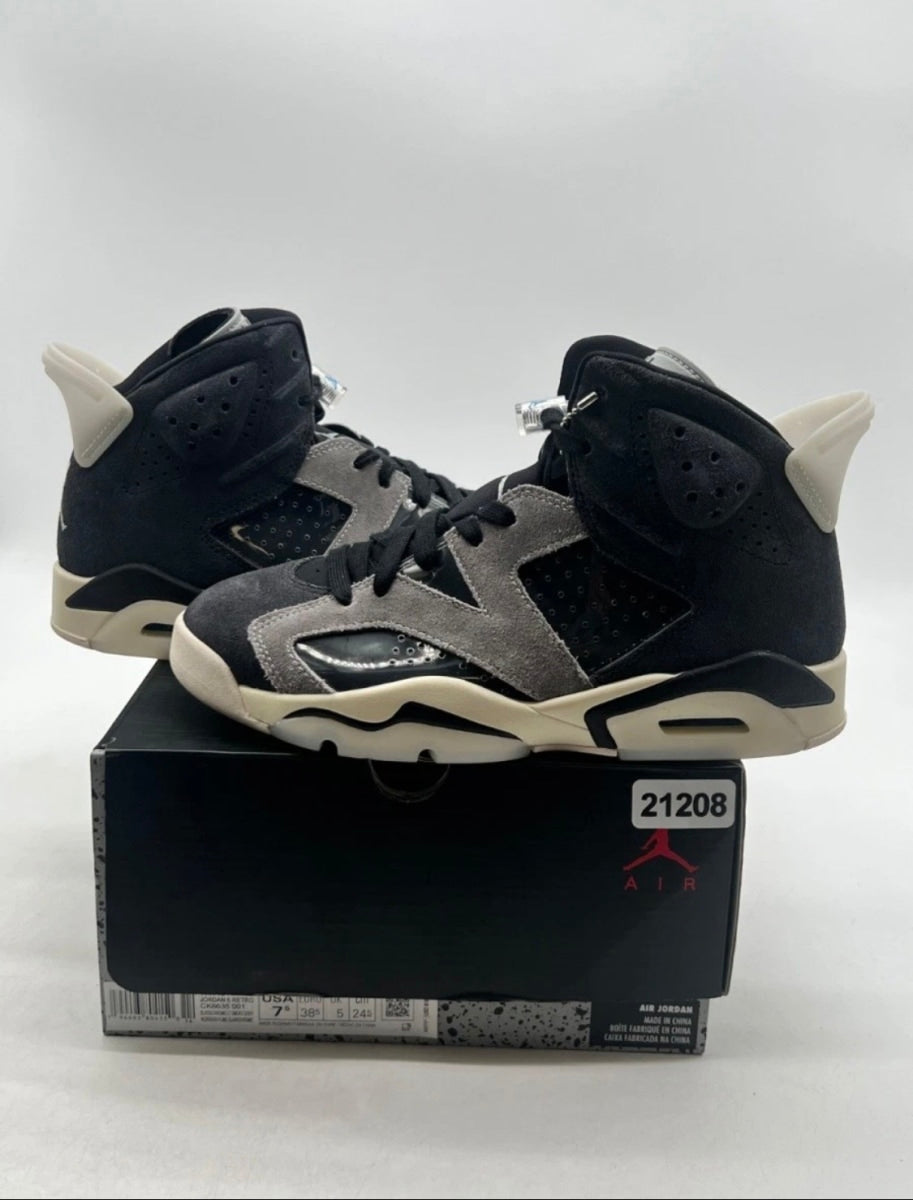 Jordan 6 Retro Tech Chrome (Women's) 7.5W (Lightly Worn Pre-Owned)JordanBlack/Light Smoke Grey-Sail-Chrome - Image 1