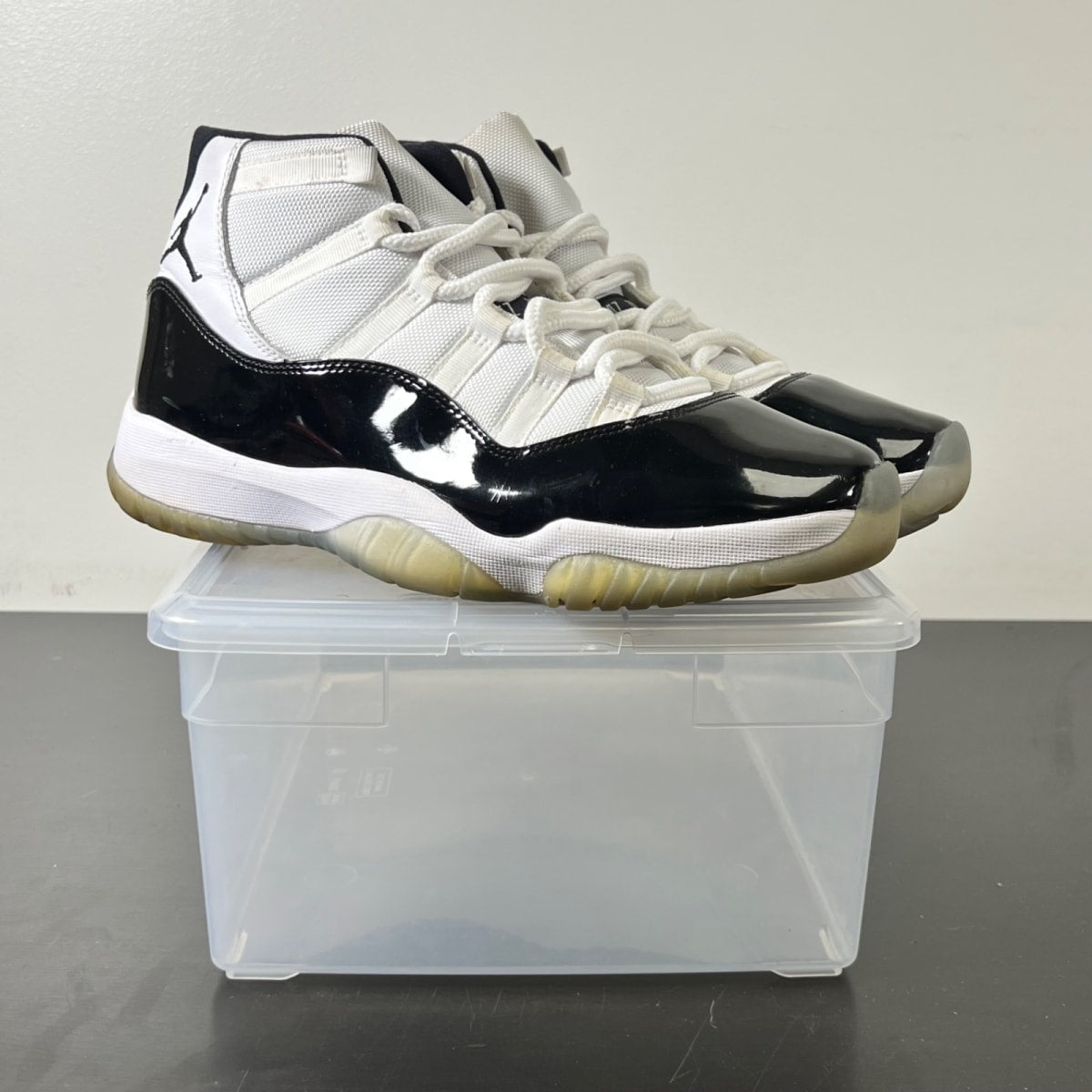 Jordan 11 Retro Concord (2018) 10 (Moderately Worn Pre-Owned)JordanWhite/Black-Concord - Image 1