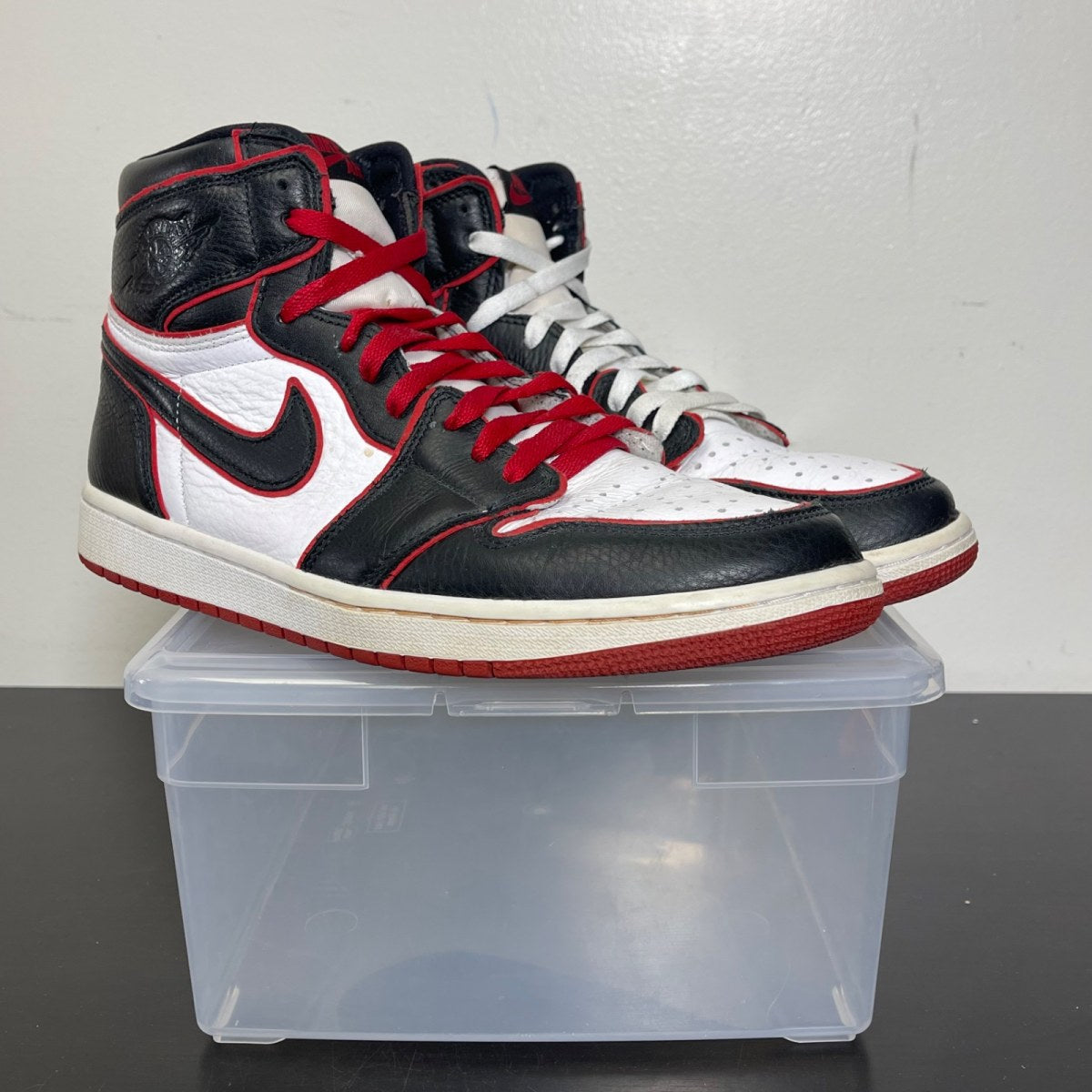 Jordan 1 Retro High Bloodline 10.5 (Moderately Worn Pre-Owned)JordanBlack/Gym Red-White - Image 1