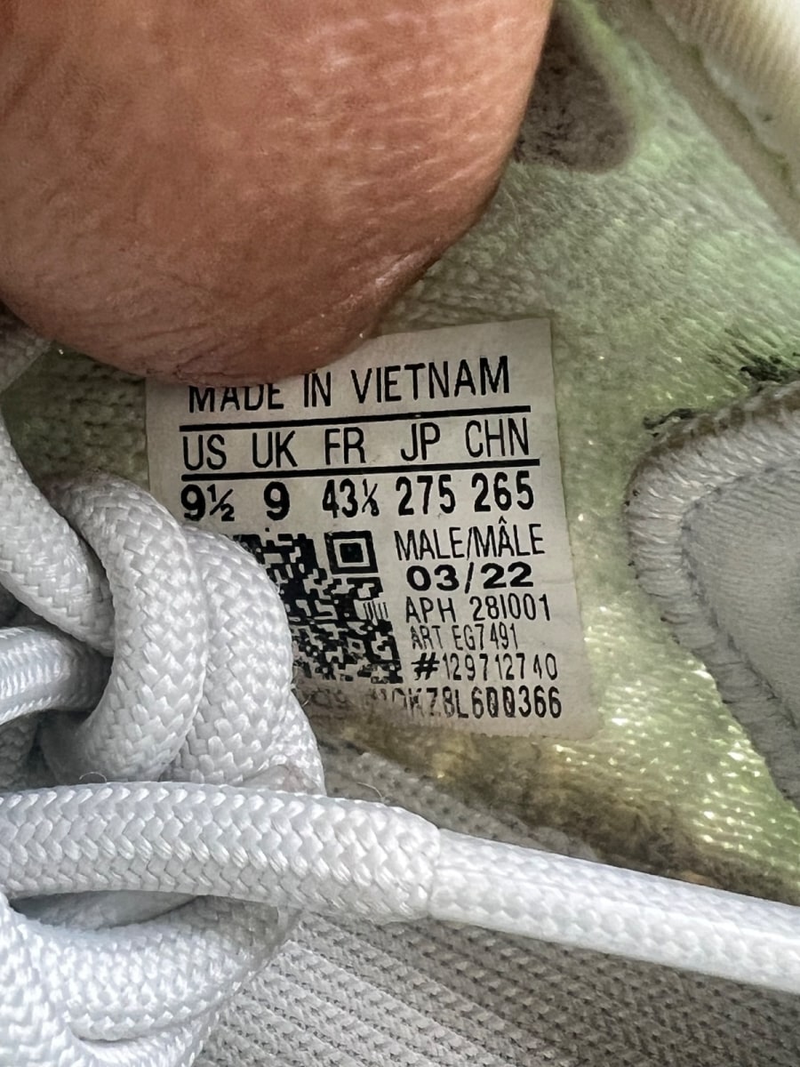 adidas Yeezy Boost 350 V2 Hyperspace 9.5 (Moderately Worn Pre-Owned) - Image 9
