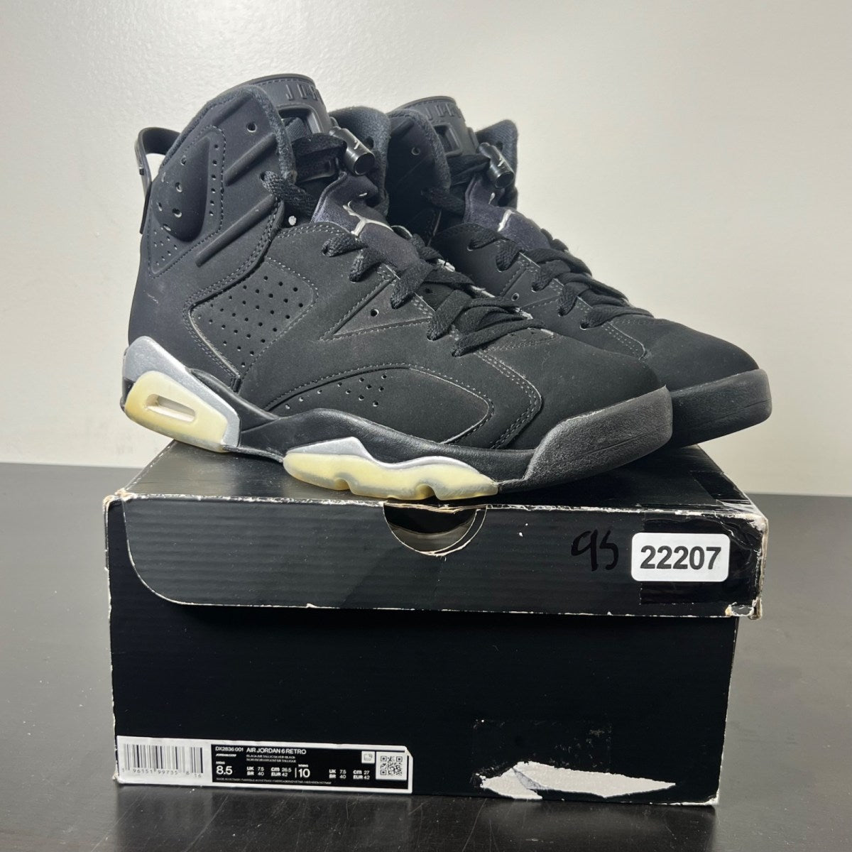 Jordan 6 Retro Chrome 8.5 (Lightly Worn Pre-Owned)JordanBlack/Black/Metallic Silver - Image 1
