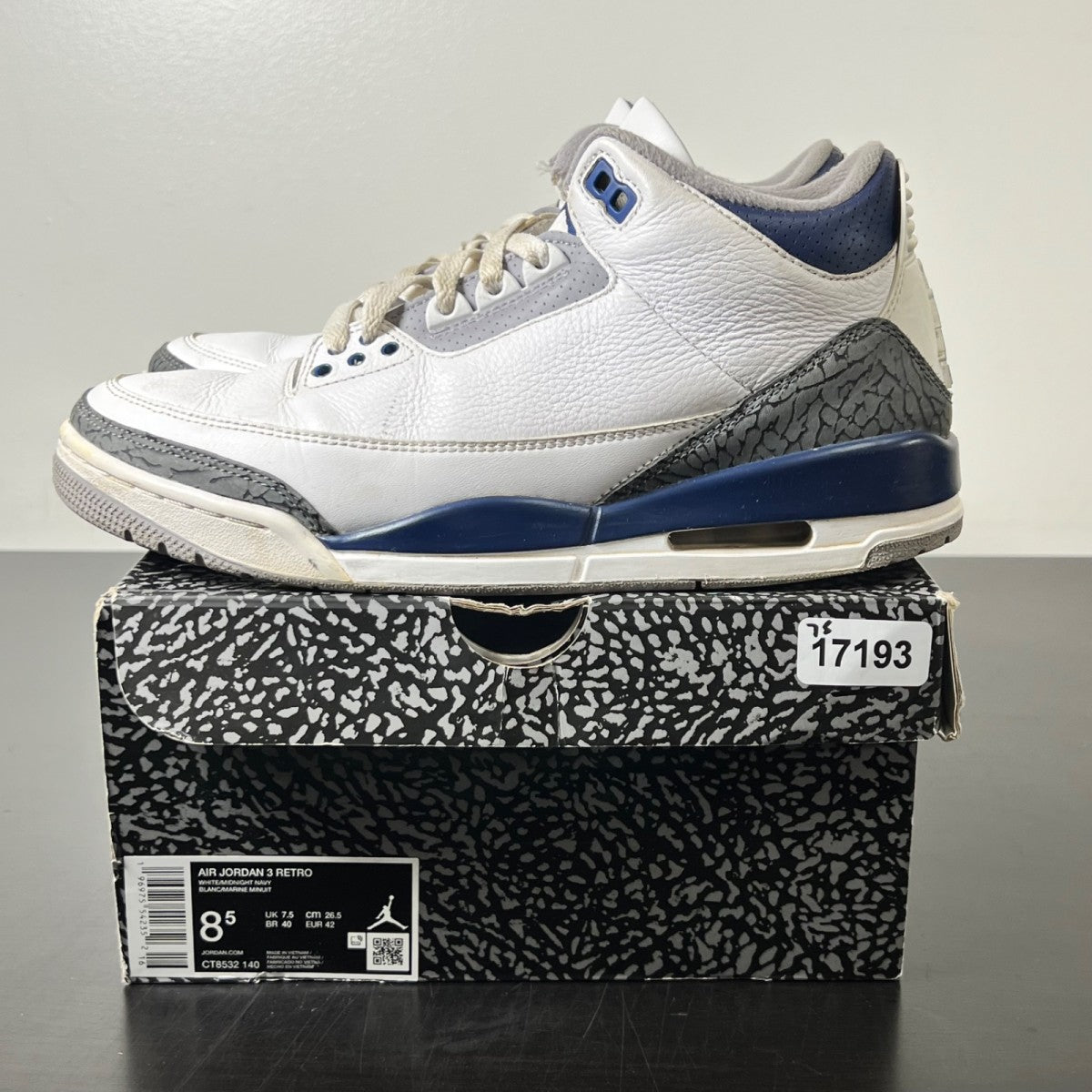 Jordan 3 Retro Midnight Navy 8.5 (Heavily Worn Pre-Owned)JordanWhite/Cement Grey/Black/Midnight Navy - Image 3