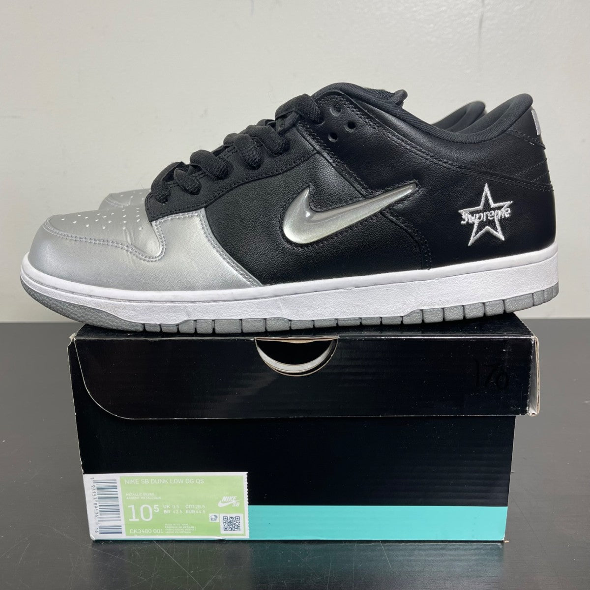 Nike SB Dunk Low Supreme Jewel Swoosh Silver 10.5 (Moderately Worn Pre-Owned)NikeMetallic Silver/Metallic Silver-Black - Image 3