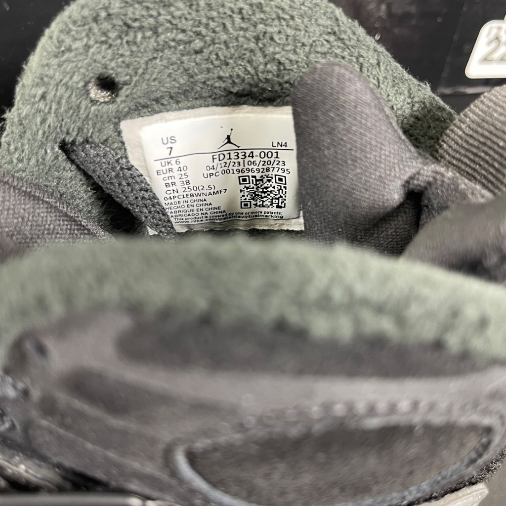 Jordan 8 Retro Winterized Gunsmoke 7 (Moderately Worn Pre-Owned)JordanBlack/Gunsmoke-Metallic Silver - Image 6