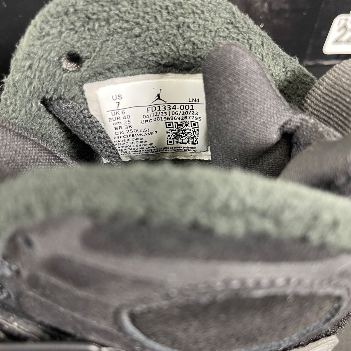 Jordan 8 Retro Winterized Gunsmoke 7 (Moderately Worn Pre-Owned)JordanBlack/Gunsmoke-Metallic Silver - Image 6