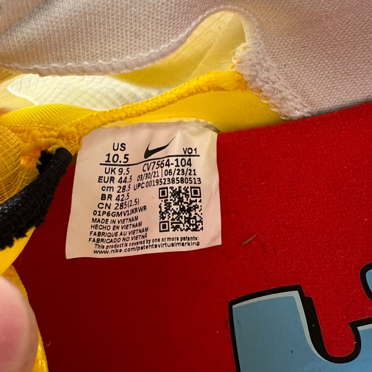 Nike LeBron 18 Low Stewie Griffin 10.5 (Lightly Worn Pre-Owned)NikeWhite/Yellow-Teal-Red - Image 7