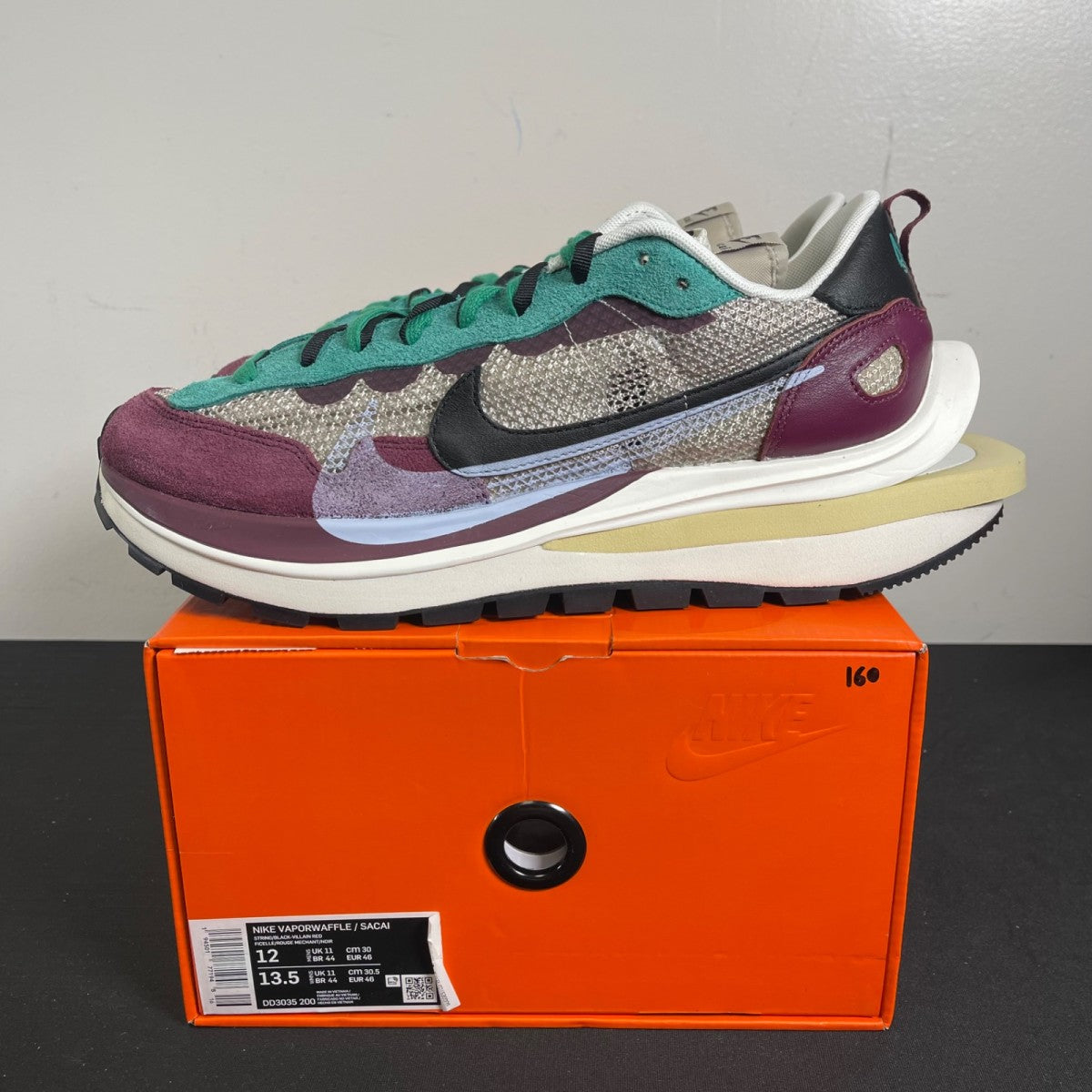 Nike Vaporwaffle sacai Villain Red Neptune Green 12 (Moderately Worn Pre-Owned)NikeString/Black-Villain Red-Neptune Green