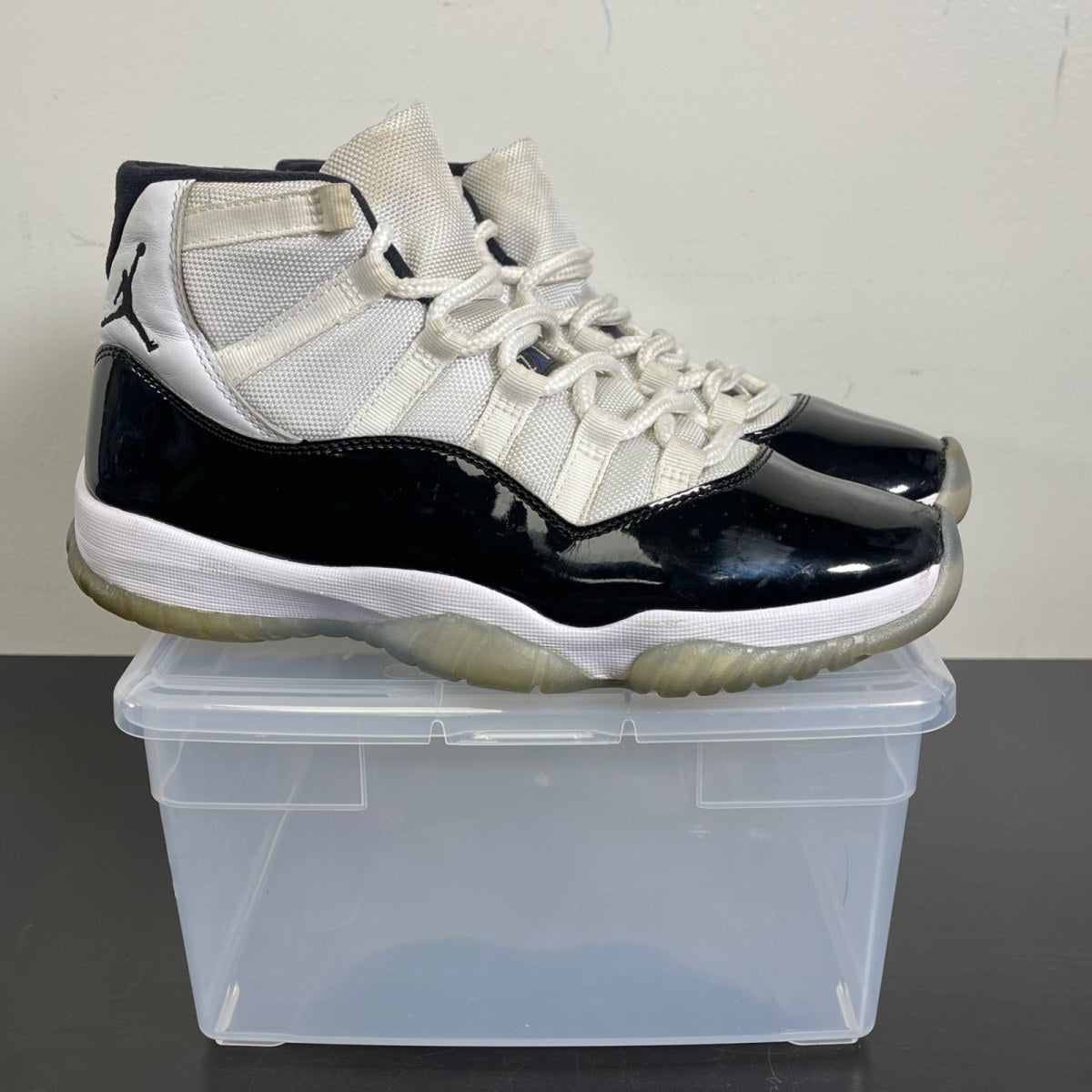 Jordan 11 Retro Concord (2018) 8 (Moderately Worn Pre-Owned)JordanWhite/Black-Concord - Image 1