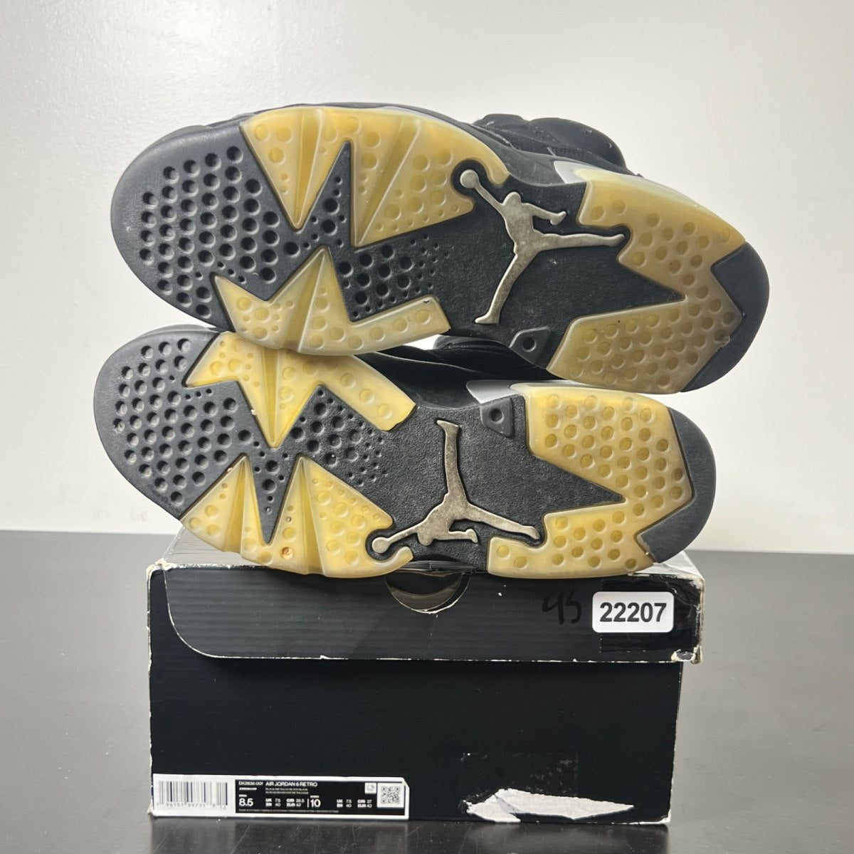 Jordan 6 Retro Chrome 8.5 (Lightly Worn Pre-Owned)JordanBlack/Black/Metallic Silver - Image 6