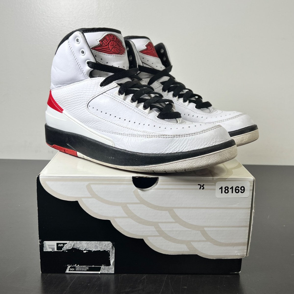 Jordan 2 Retro OG Chicago (2022) 8 (Lightly Worn Pre-Owned)JordanWhite/Varsity Red/Black - Image 1