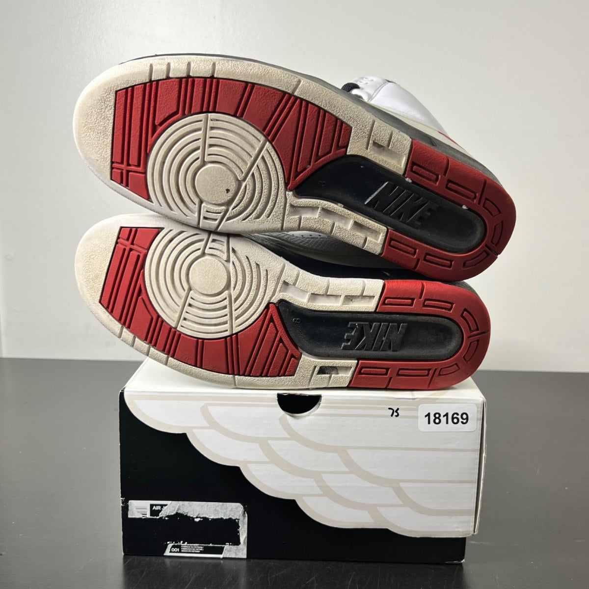 Jordan 2 Retro OG Chicago (2022) 8 (Lightly Worn Pre-Owned)JordanWhite/Varsity Red/Black - Image 6