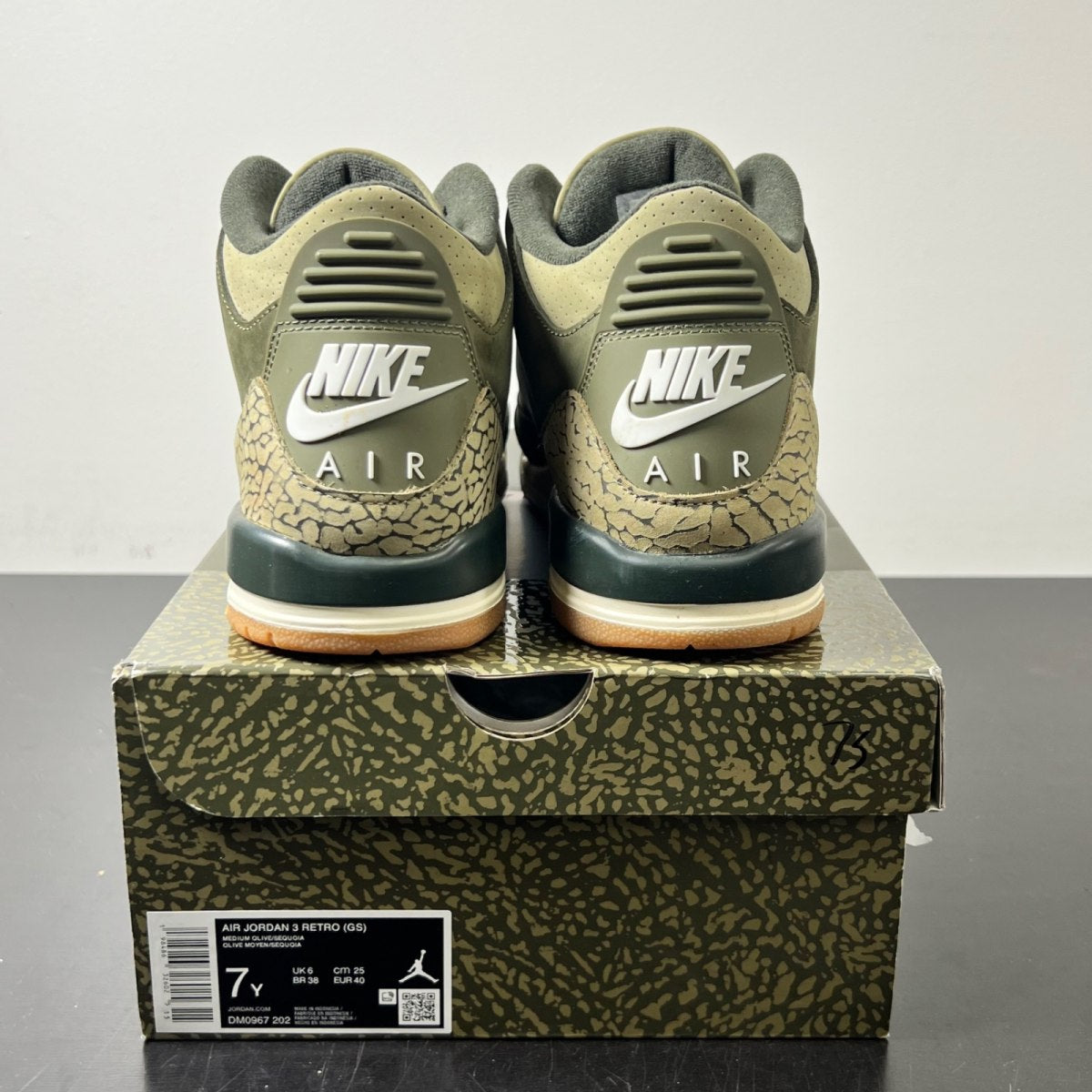 Jordan 3 Retro Family Affair (GS) 7Y (Lightly Worn Pre-Owned)JordanMedium Olive/Sequoia/Neutral Olive/Sail/Total Crimson - Image 4