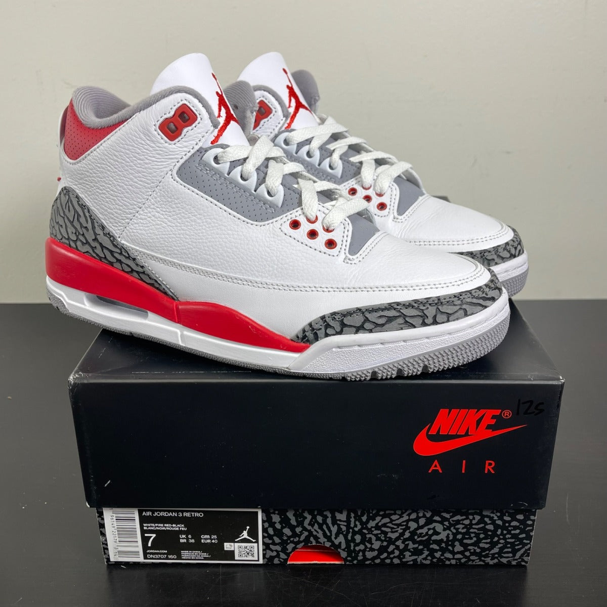 Jordan 3 Retro Fire Red (2022) 7 (Moderately Worn Pre-Owned)JordanWhite/Fire Red/Cement Grey/Black - Image 1