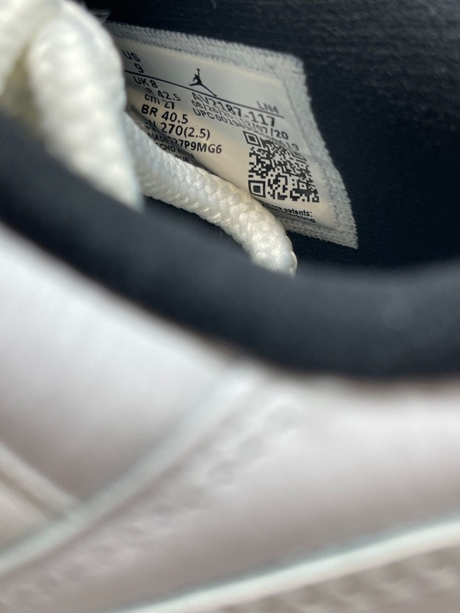 Jordan 11 Retro Low Legend Blue 9 (Moderately Worn Pre-Owned)JordanWhite/White-Black-Legend Blue - Image 8