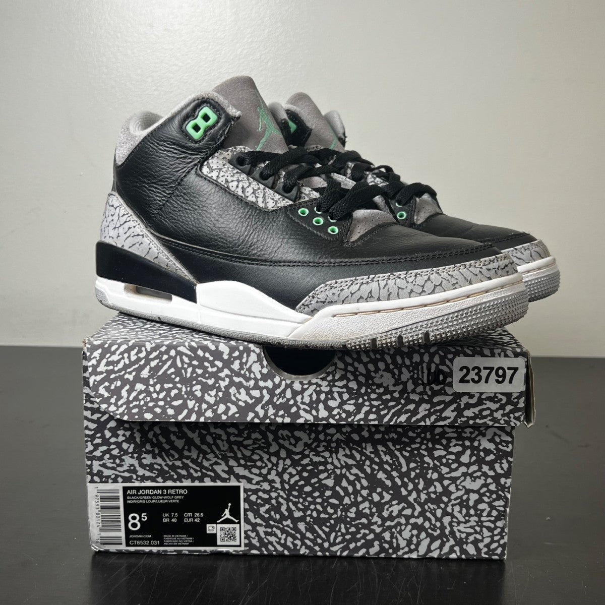 Jordan 3 Retro Green Glow 8.5 (Moderately Worn Pre-Owned)JordanBlack/Green Glow/Wolf Grey/White - Image 1
