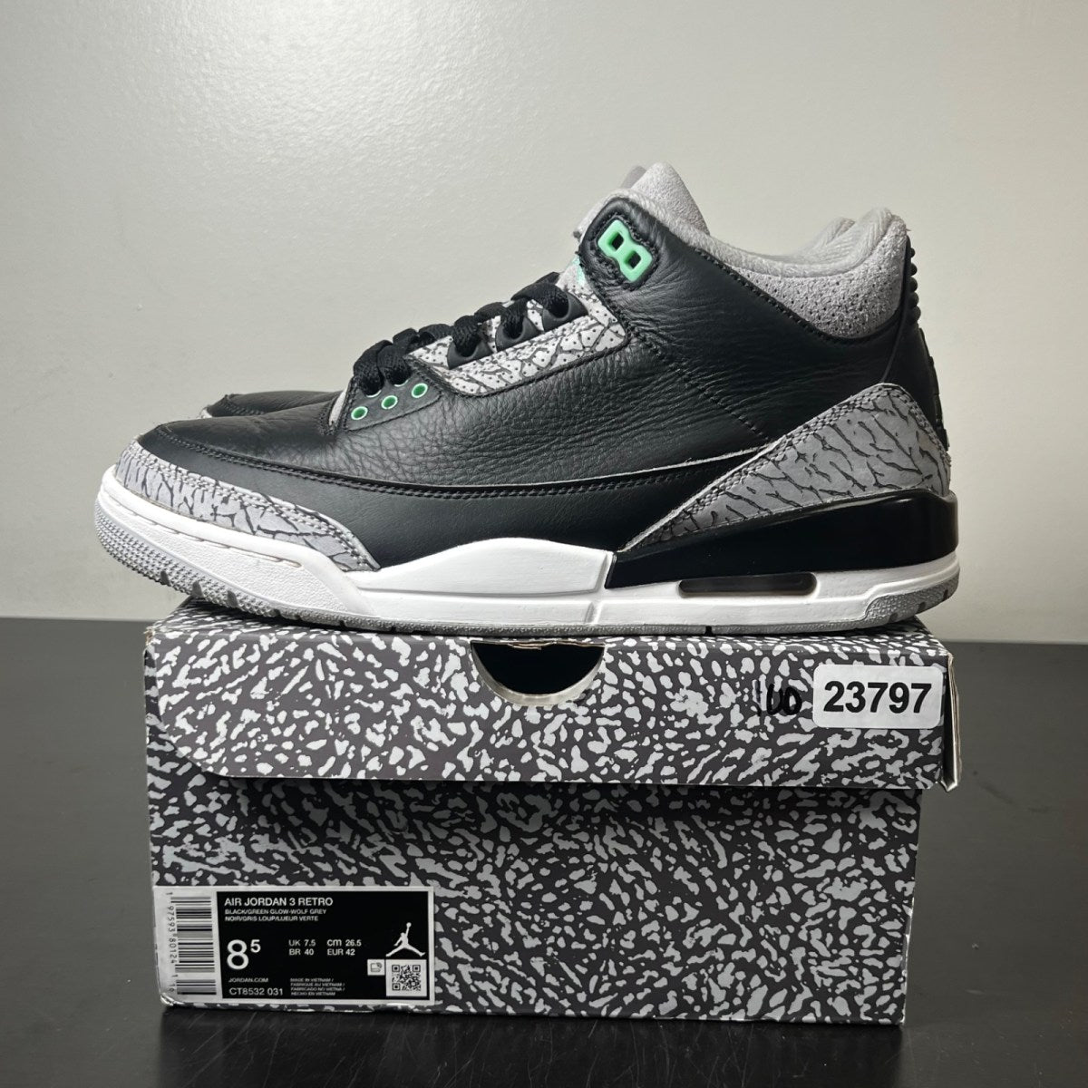 Jordan 3 Retro Green Glow 8.5 (Moderately Worn Pre-Owned)JordanBlack/Green Glow/Wolf Grey/White - Image 3