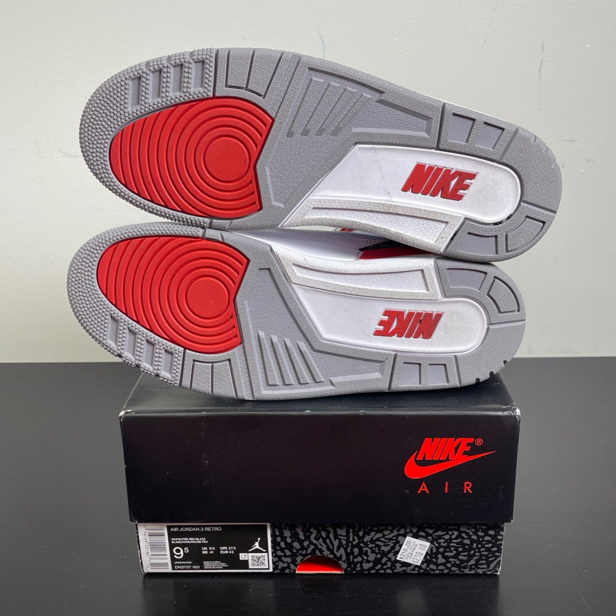 Jordan 3 Retro Fire Red (2022) 9.5 (Moderately Worn Pre-Owned)JordanWhite/Fire Red/Cement Grey/Black - Image 5