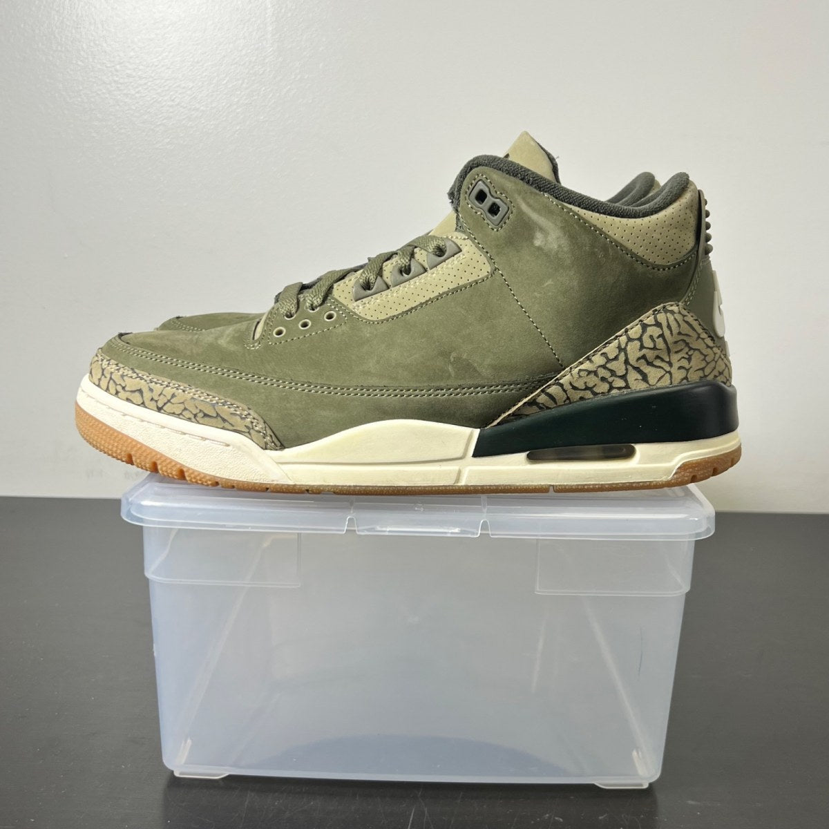 Jordan 3 Retro Family Affair 10 (Moderately Worn Pre-Owned)JordanMedium Olive/Sequoia/Neutral Olive/Sail/Total Crimson - Image 3