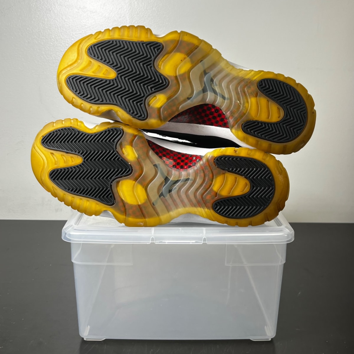 Jordan 11 Retro 72-10 8.5 (Heavily Worn Pre-Owned)JordanBlack/Gym Red-White-Anthracite - Image 5