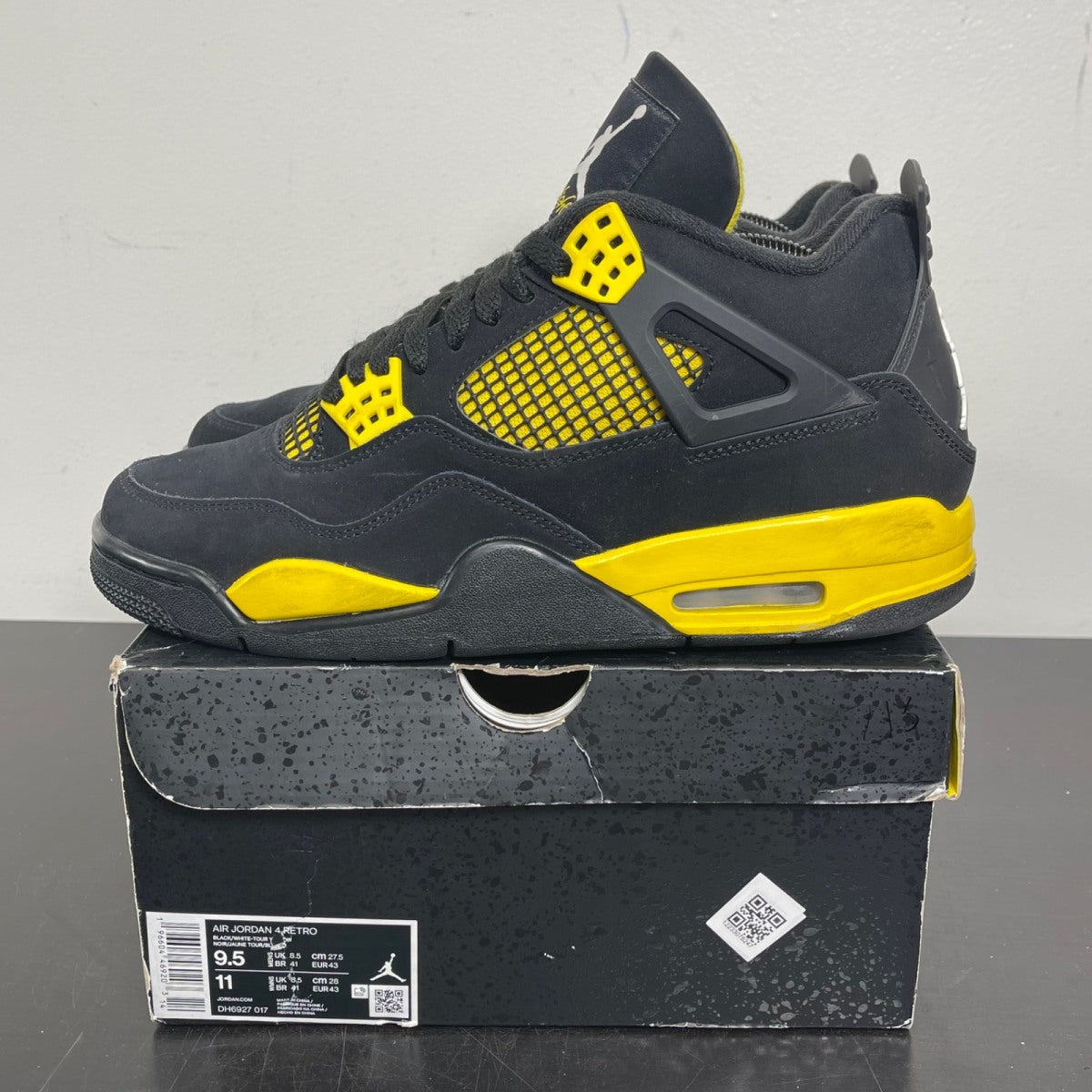 Jordan 4 Retro Thunder (2023) 9.5 (Moderately Worn Pre-Owned)JordanBlack/Tour Yellow - Image 3