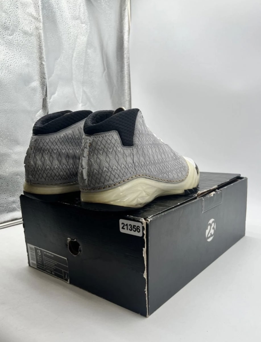 Jordan 23 White Stealth 13 (Heavily Worn Pre-Owned)JordanWhite/Stealth-Black-Metallic Gold - Image 3