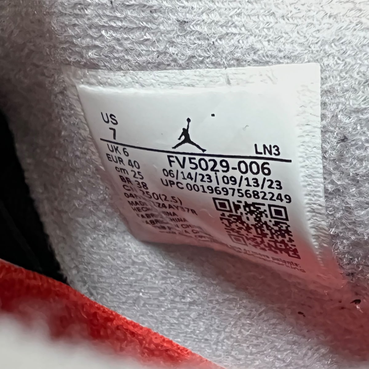 Jordan 4 Retro Bred Reimagined 7 (Lightly Worn Pre-Owned)JordanBlack/Cement Grey/Varsity Red/Summit White - Image 7