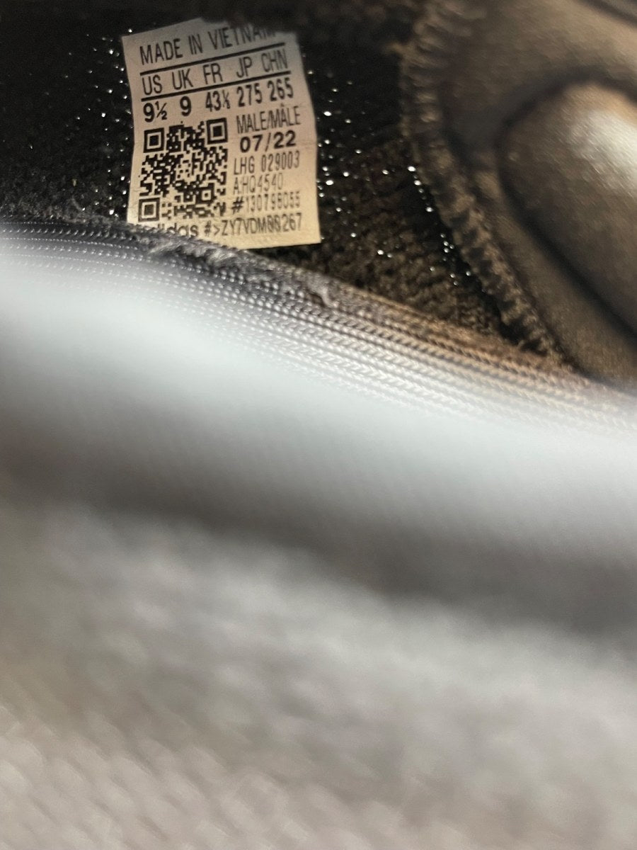 adidas Yeezy Boost 350 V2 Onyx 9.5 (Moderately Worn Pre-Owned) - Image 8