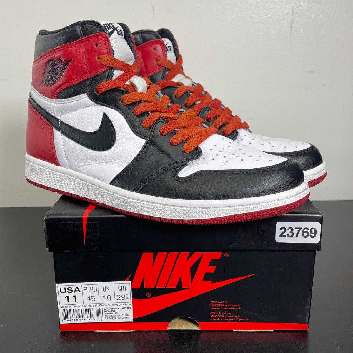 Jordan 1 Retro Black Toe (2016) 11 (Moderately Worn Pre-Owned)JordanWhite/Varsity Red/Black - Image 1