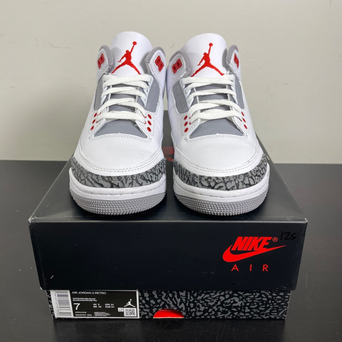 Jordan 3 Retro Fire Red (2022) 7 (Moderately Worn Pre-Owned)JordanWhite/Fire Red/Cement Grey/Black - Image 2