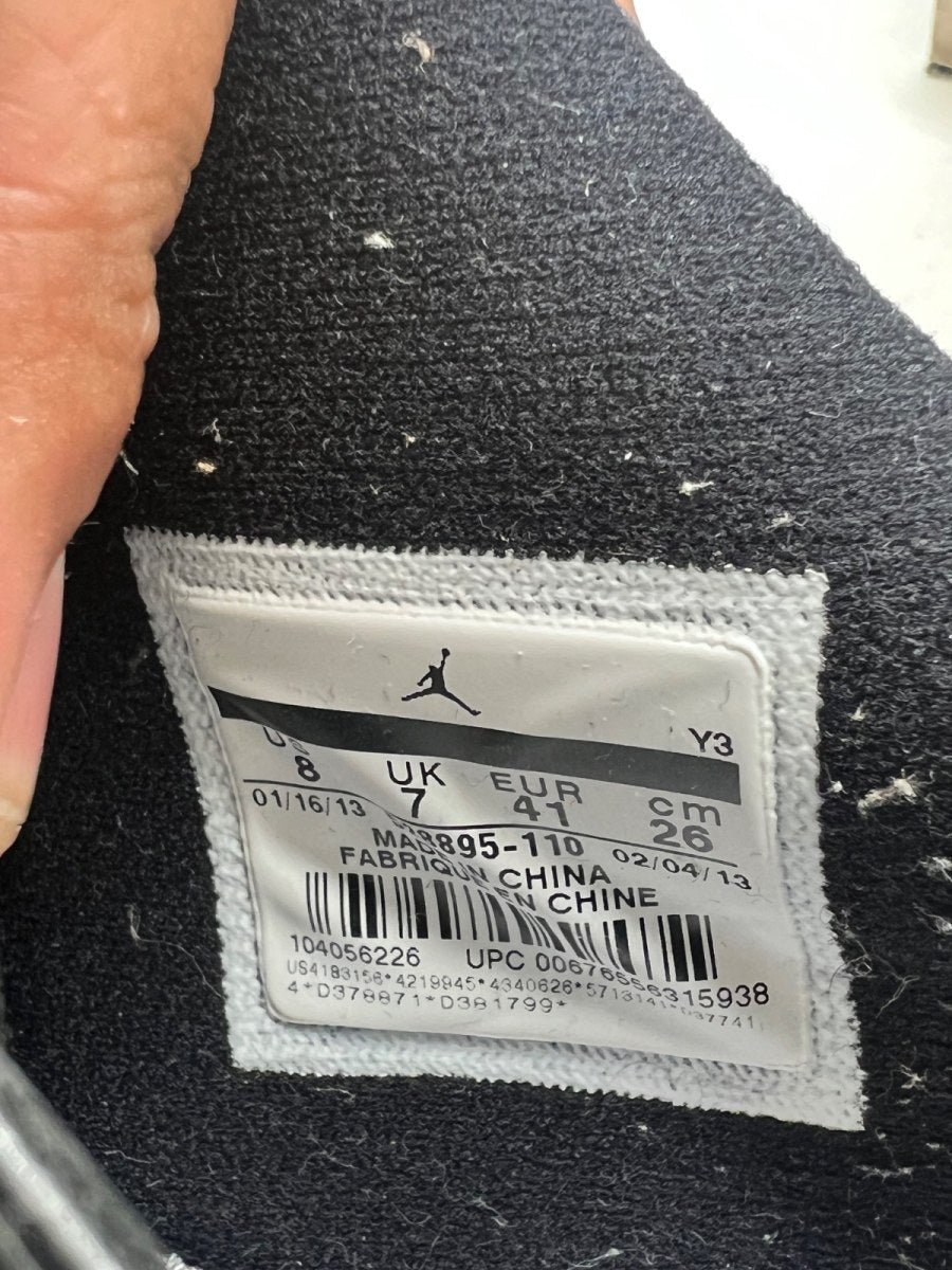 Jordan 11 Retro Low Tuxedo 8 (Moderately Worn Pre-Owned)JordanWhite/Black-True Red - Image 7