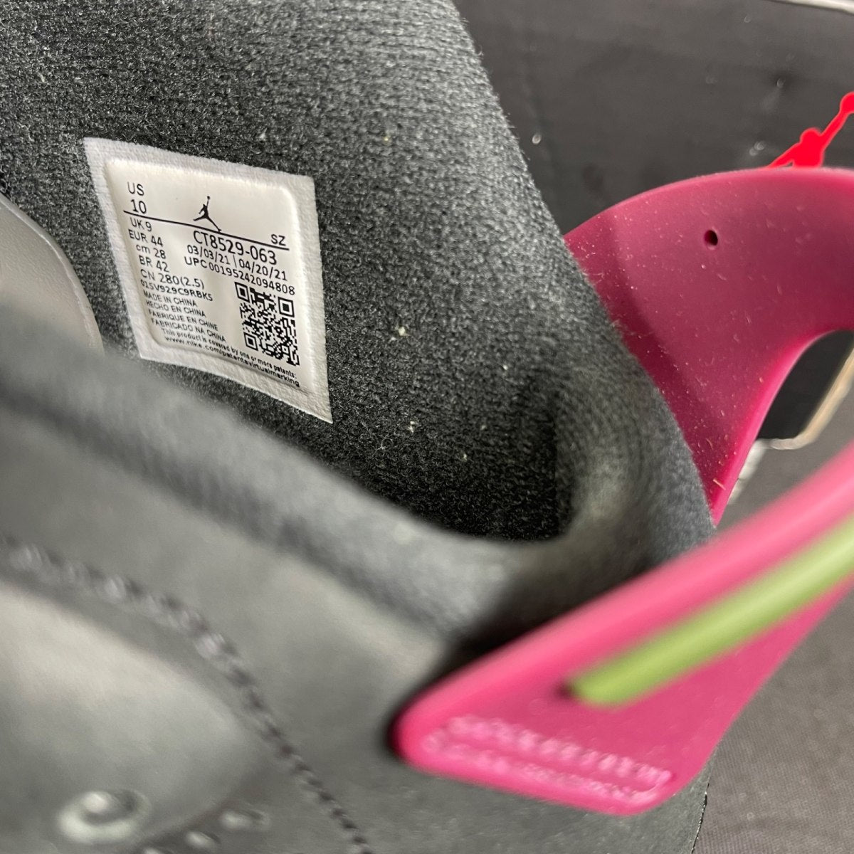 Jordan 6 Retro Bordeaux 10 (Moderately Worn Pre-Owned)JordanBlack/Light Graphite-Dark Grey-Bordeaux - Image 6