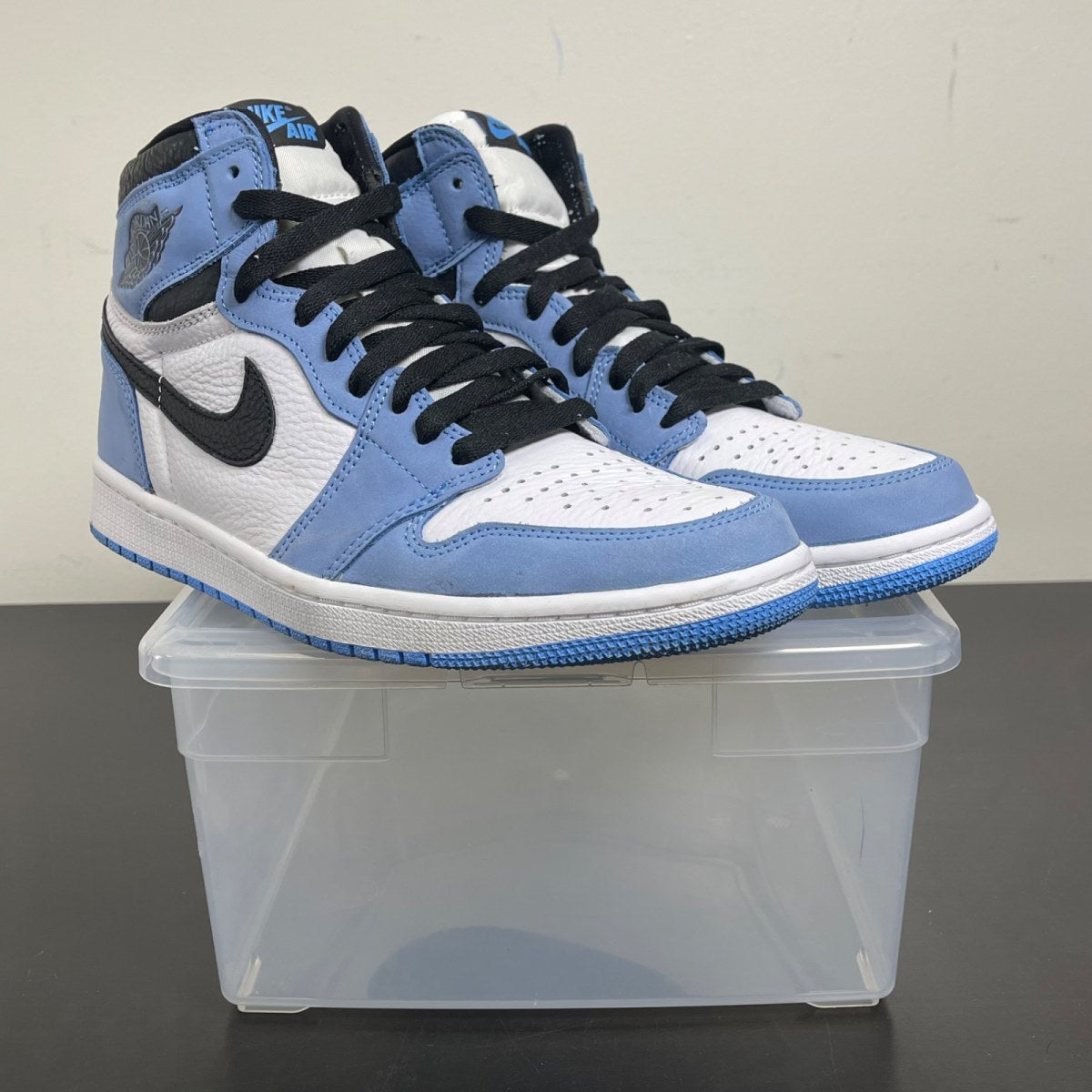 Jordan 1 Retro High OG University Blue 9 (Moderately Worn Pre-Owned)JordanWhite/University Blue-Black - Image 1