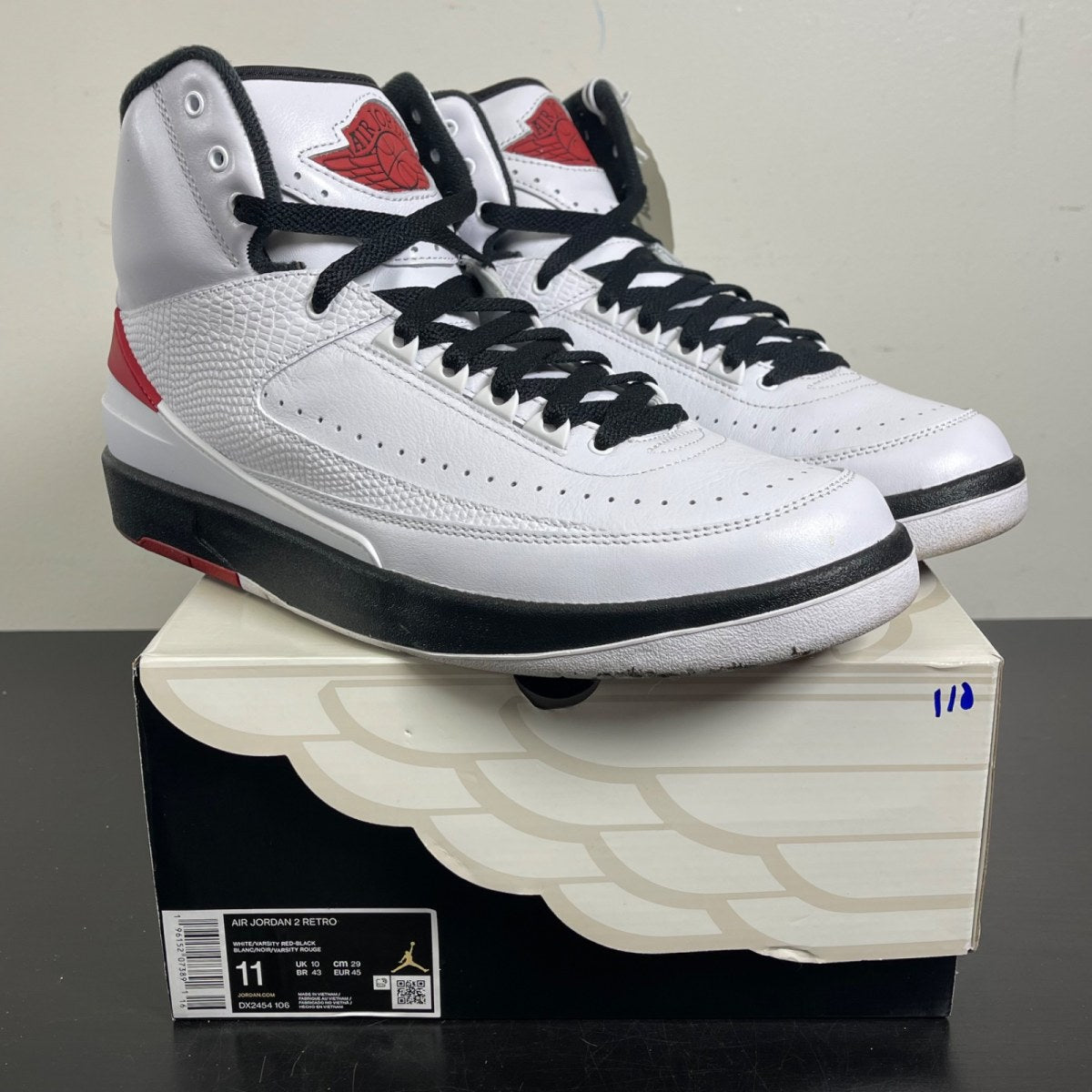 Jordan 2 Retro OG Chicago (2022) 11 (Moderately Worn Pre-Owned)JordanWhite/Varsity Red/Black - Image 1