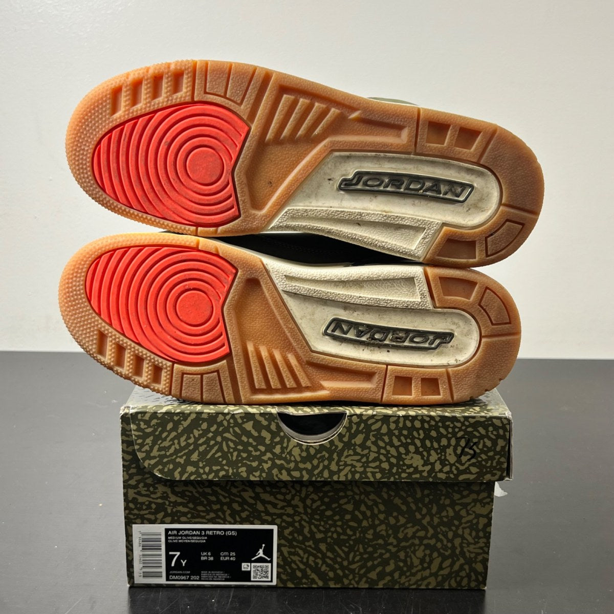 Jordan 3 Retro Family Affair (GS) 7Y (Lightly Worn Pre-Owned)JordanMedium Olive/Sequoia/Neutral Olive/Sail/Total Crimson - Image 5