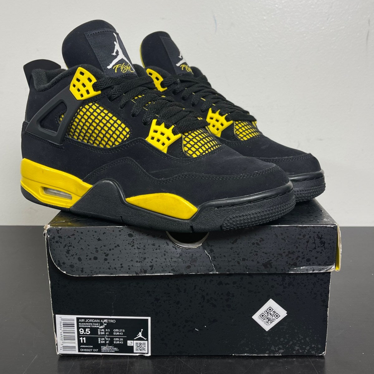 Jordan 4 Retro Thunder (2023) 9.5 (Moderately Worn Pre-Owned)JordanBlack/Tour Yellow - Image 1