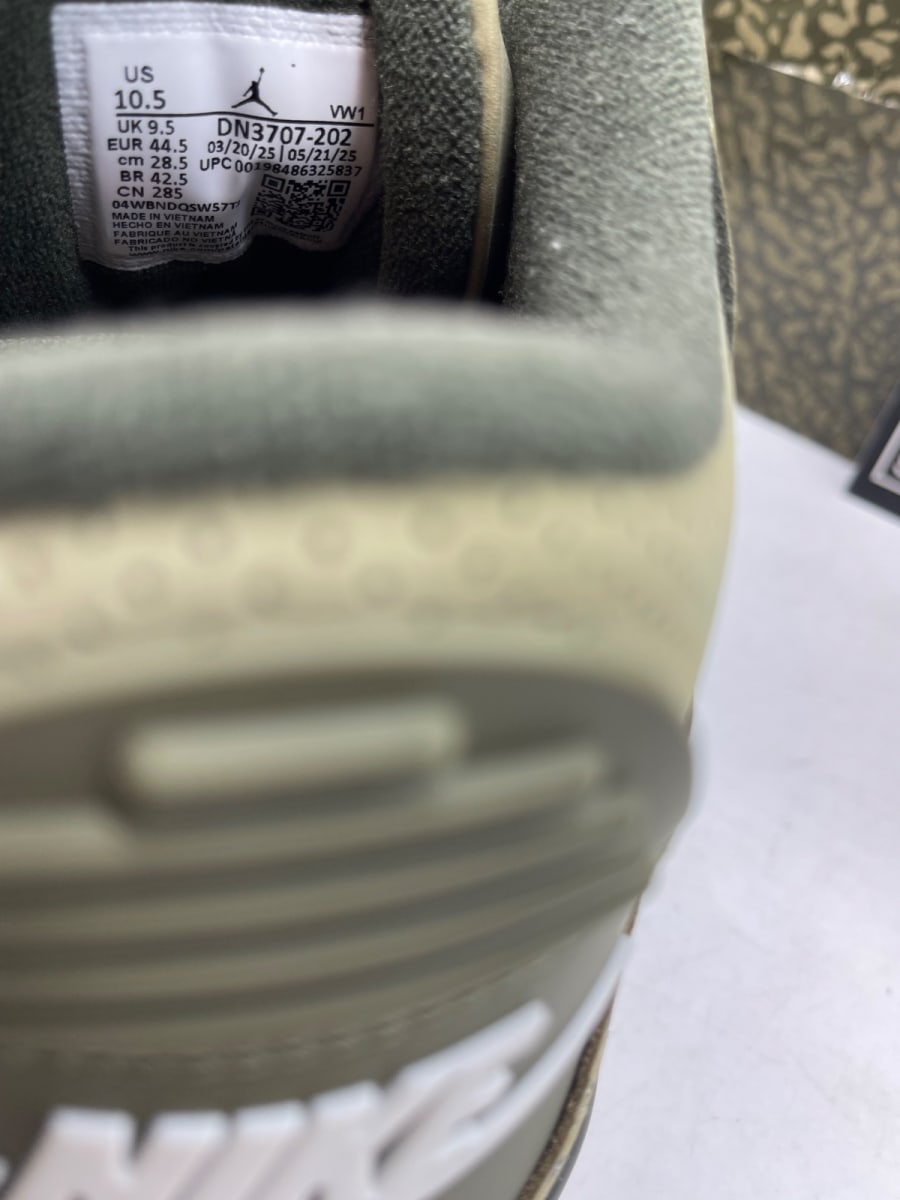 Jordan 3 Retro Family Affair 10.5 (Moderately Worn Pre-Owned) - Image 8