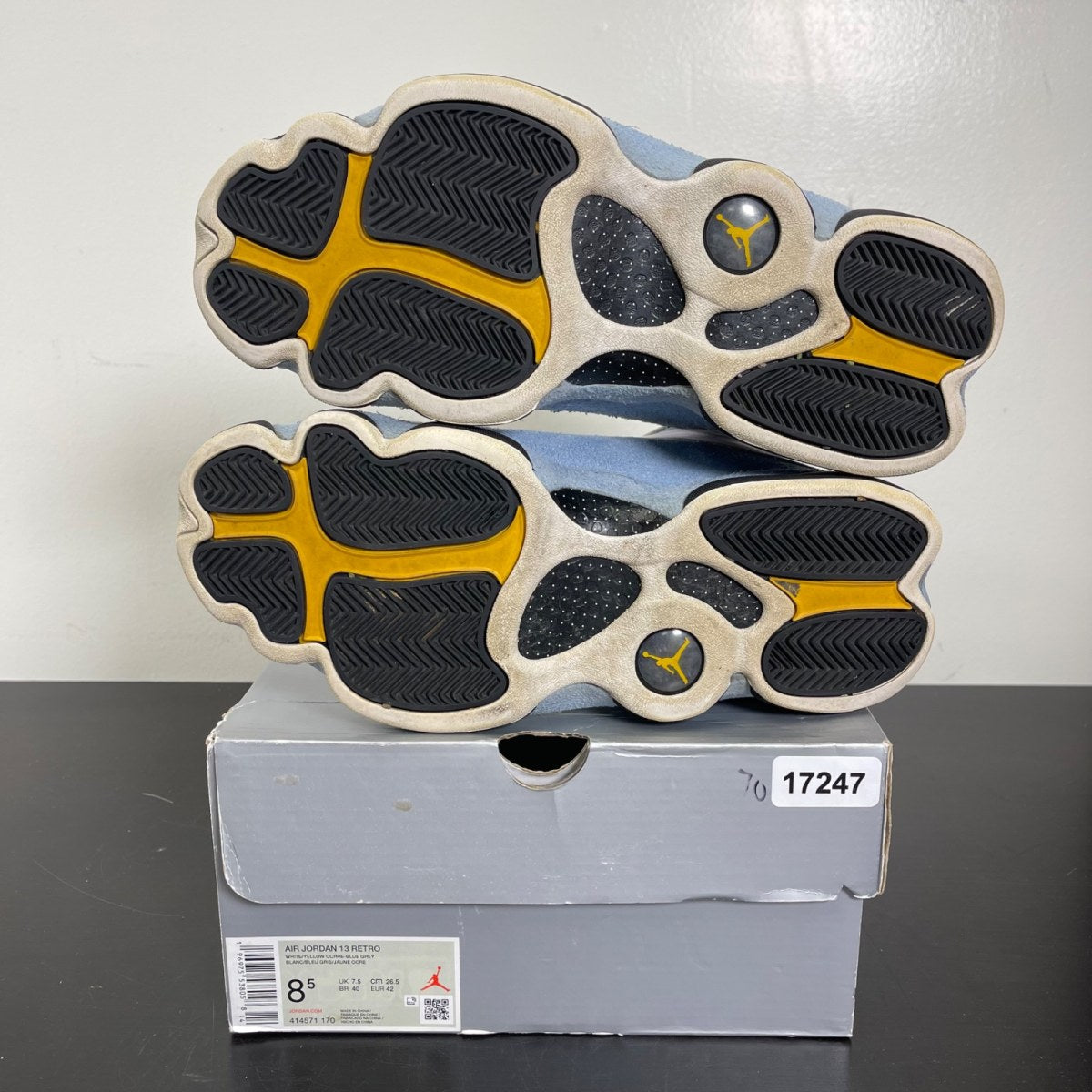 Jordan 13 Retro Blue Grey 8.5 (Moderately Worn Pre-Owned)JordanWhite/Yellow Ochre/Blue Grey/Black - Image 5