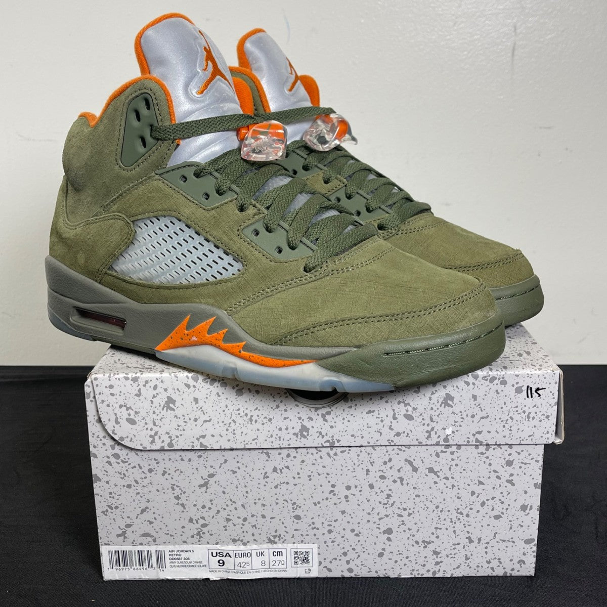 Jordan 5 Retro Olive (2024) 9 (Moderately Worn Pre-Owned)JordanArmy Olive/Solar Orange - Image 1